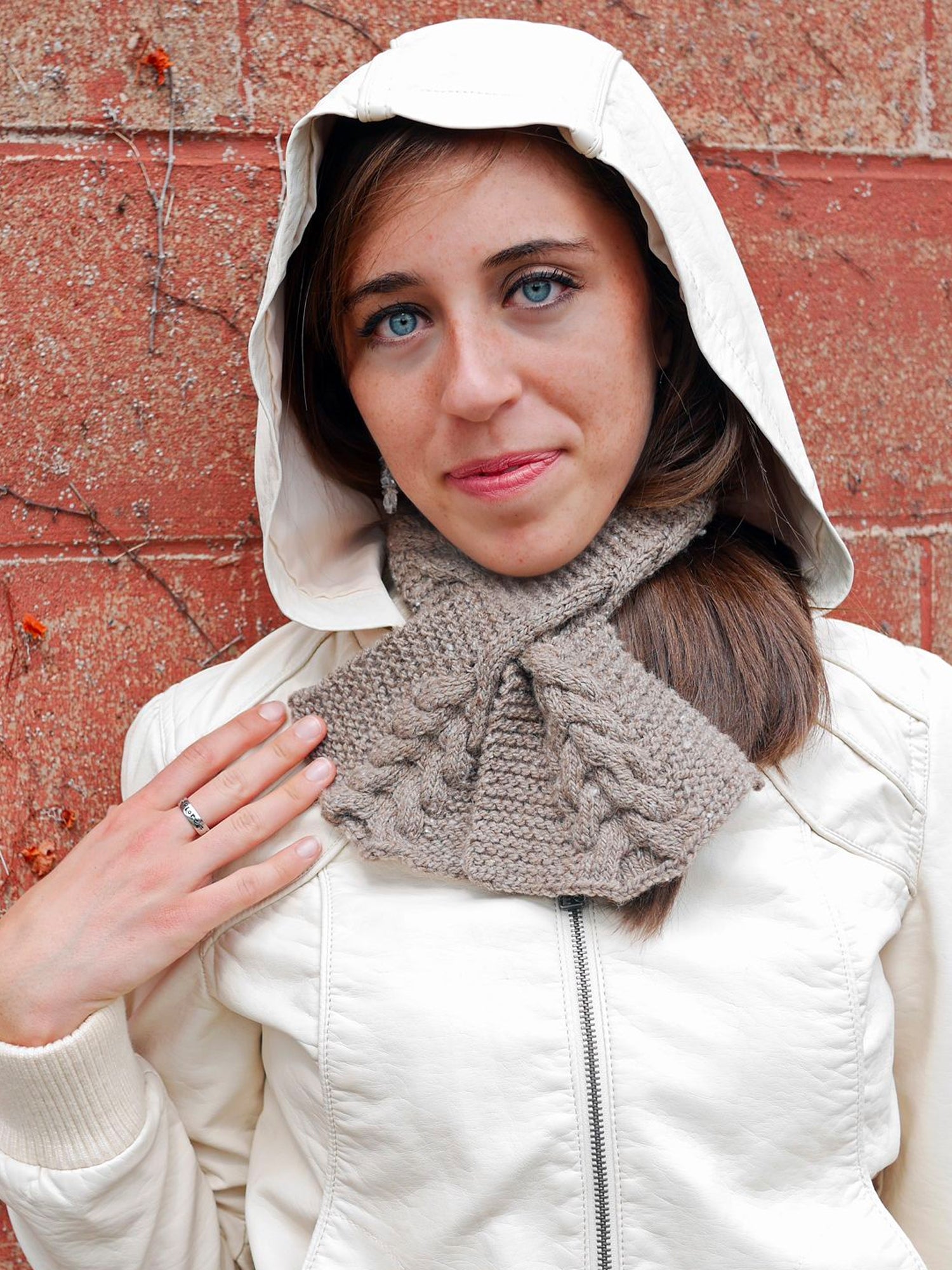 Cabled Keyhole Scarf