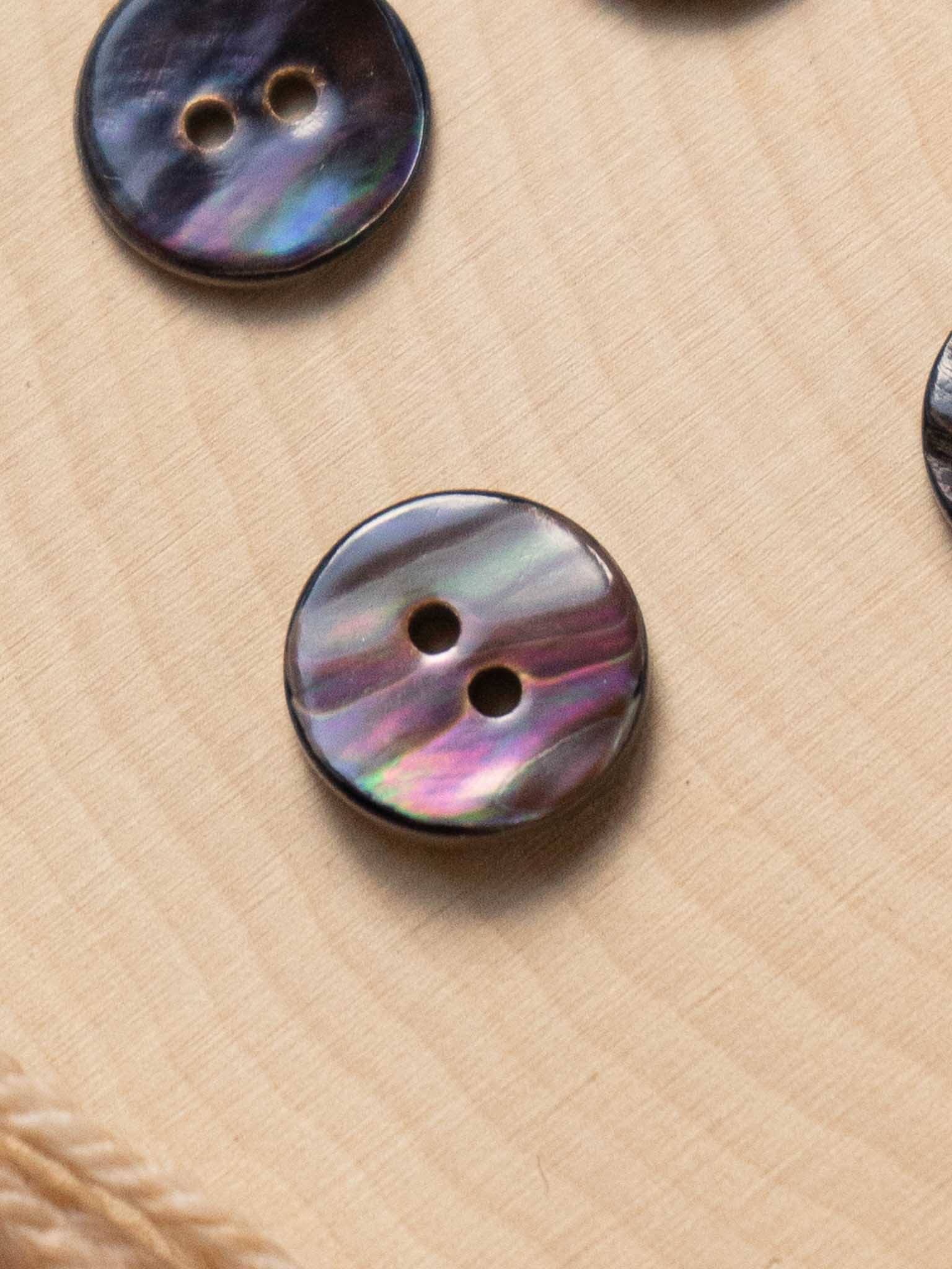 Charcoal <br/><Agoya Shell Button</small>