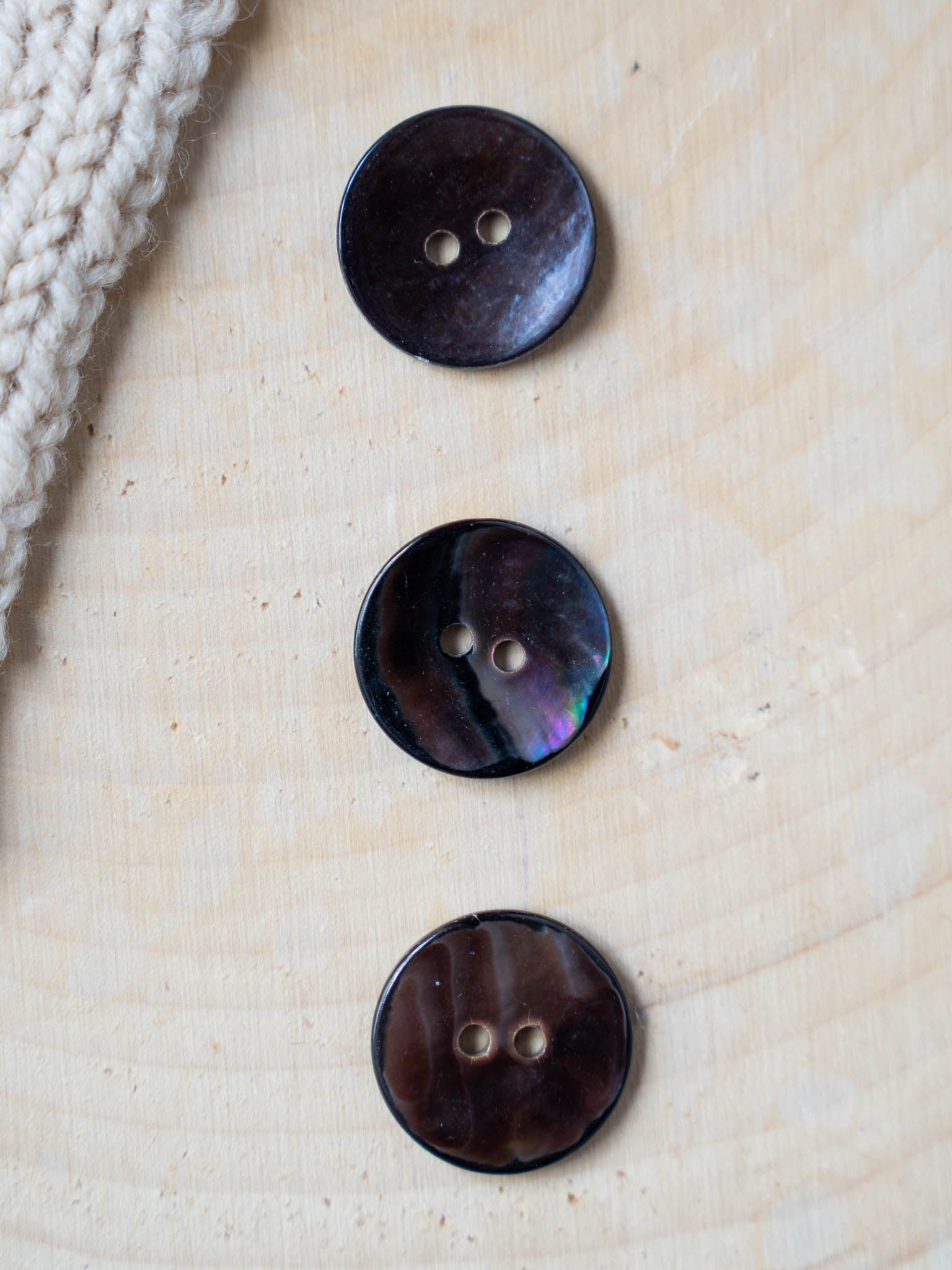 Charcoal <br/>< 15mm - 20mm Agoya Shell Button</small>