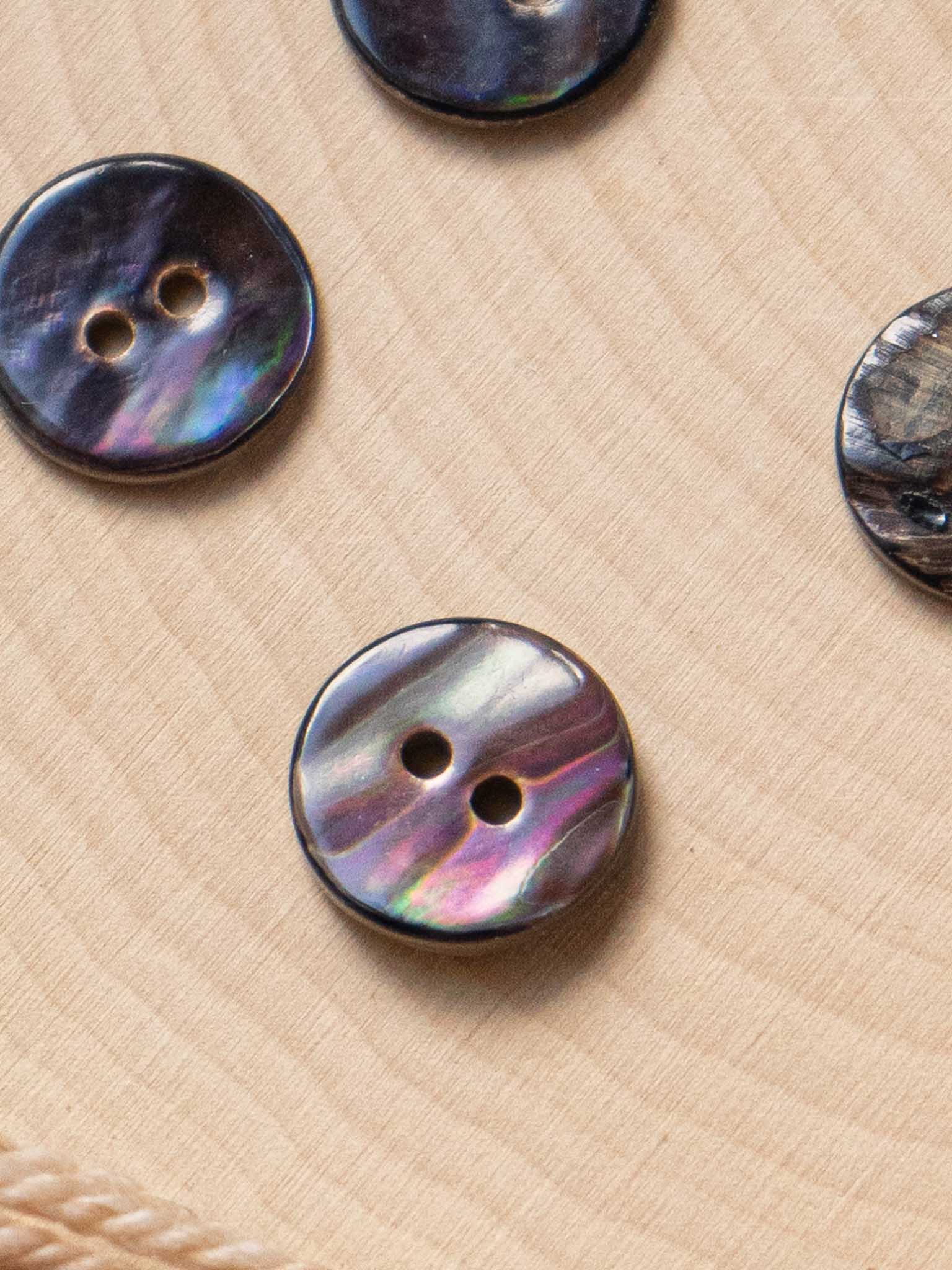 Charcoal <br/><Agoya Shell Button</small>