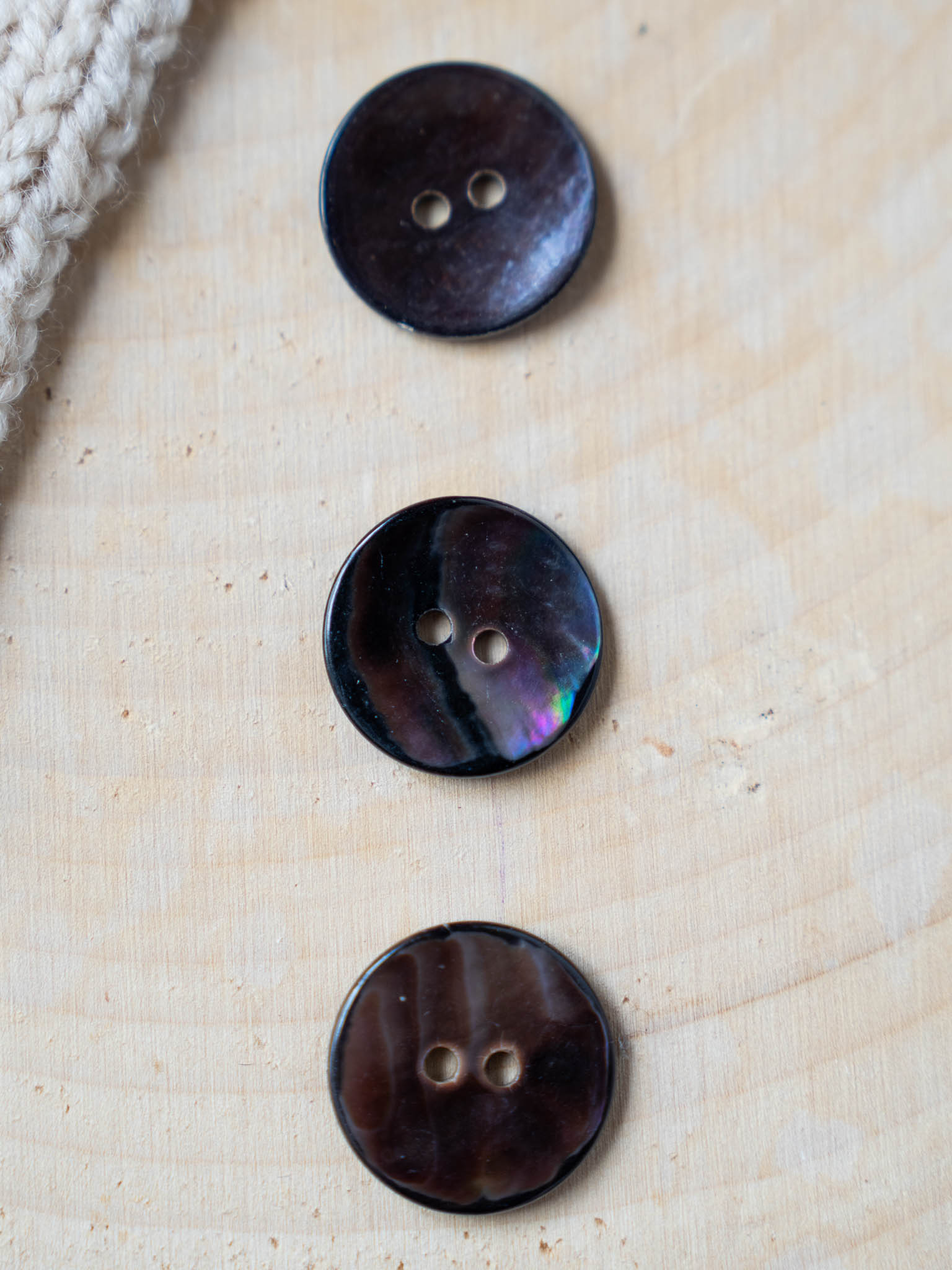 Charcoal <br/>< 15mm - 20mm Agoya Shell Button</small>