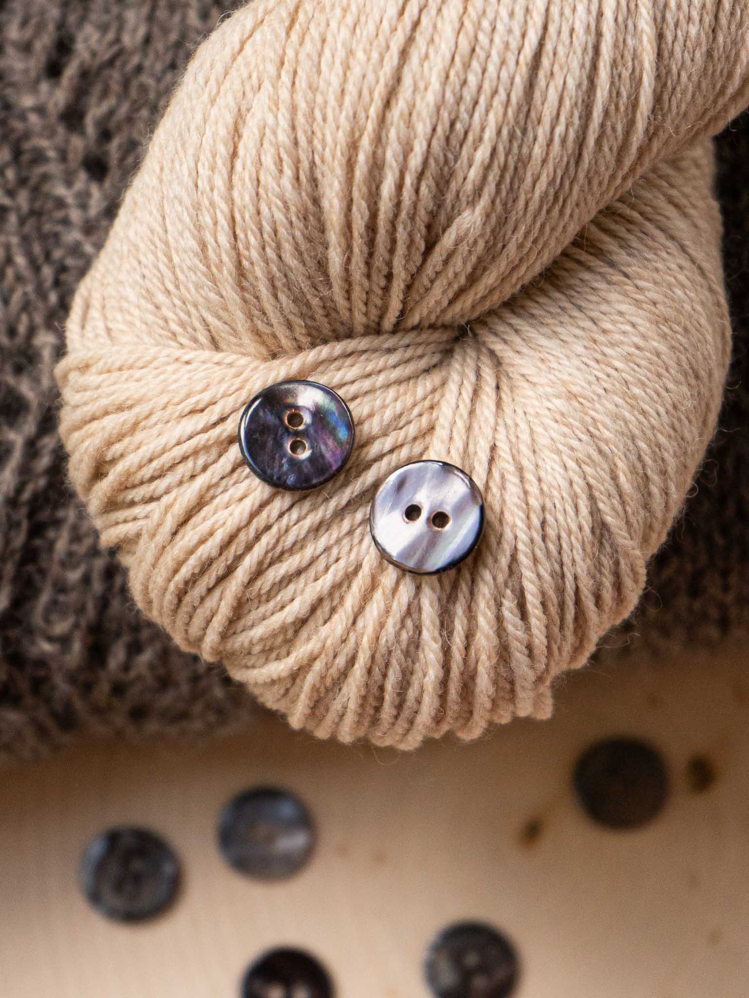 Charcoal <br/><Agoya Shell Button</small>