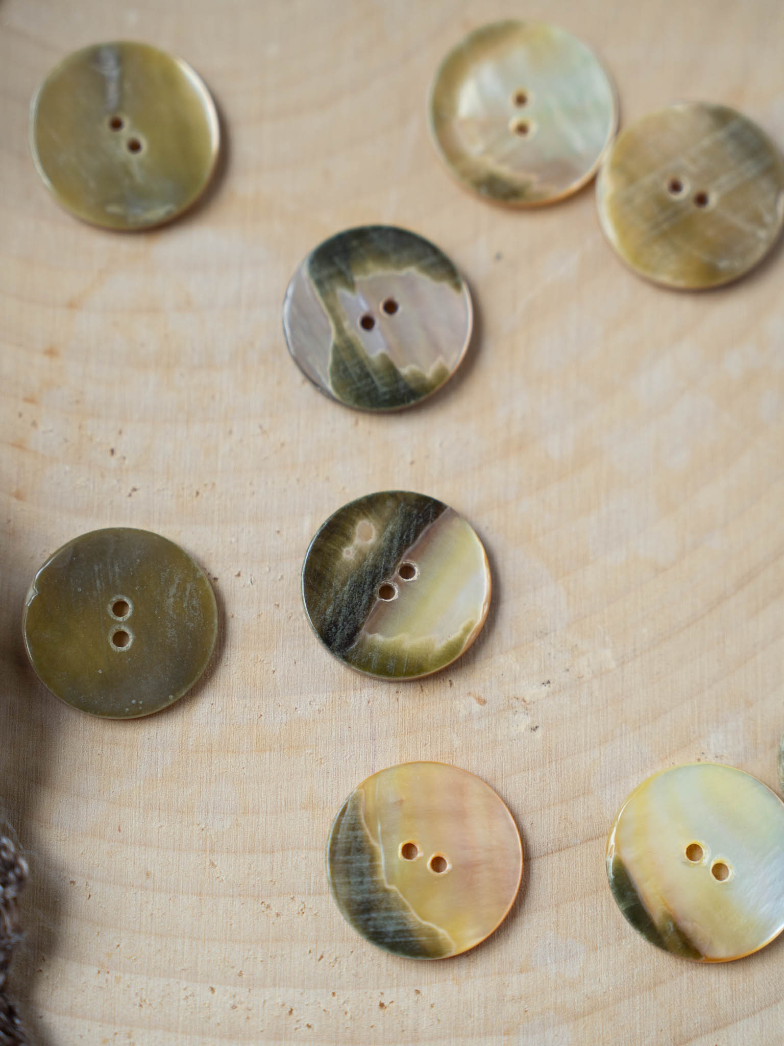 Daisy <br/><small> 22mm Vintage Mother of Pearl </small>