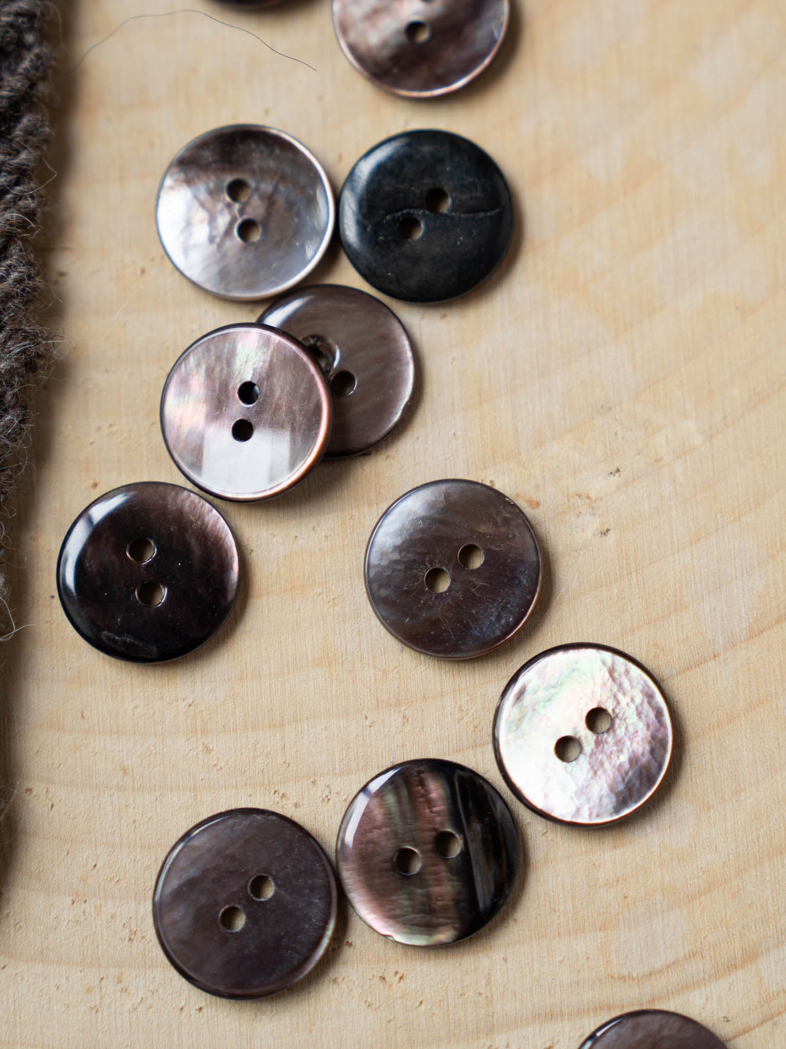 Felisha <br/><small>15mm Iridescent shell Button Set</small>