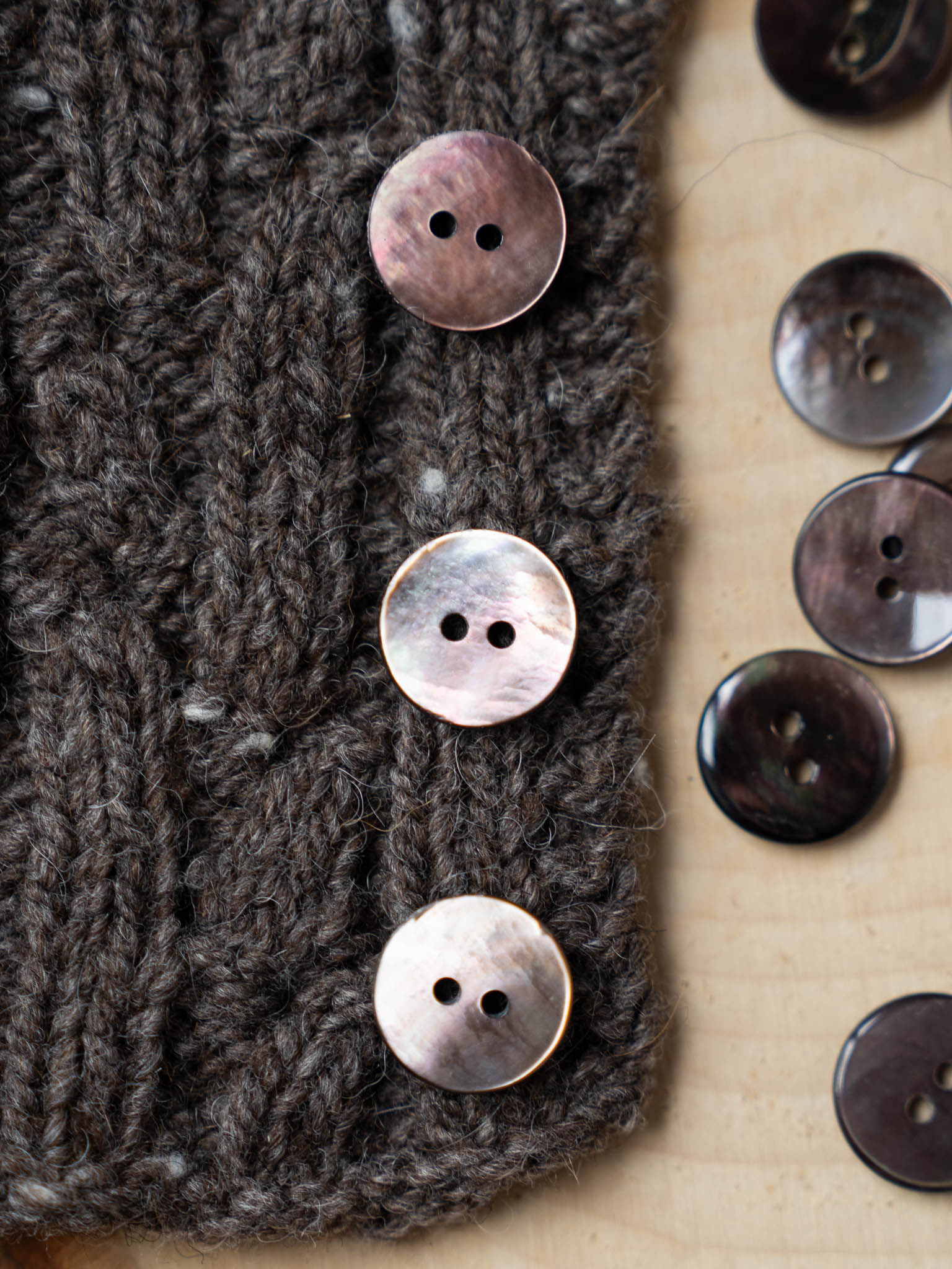 Felisha <br/><small>15mm Iridescent shell Button Set</small>