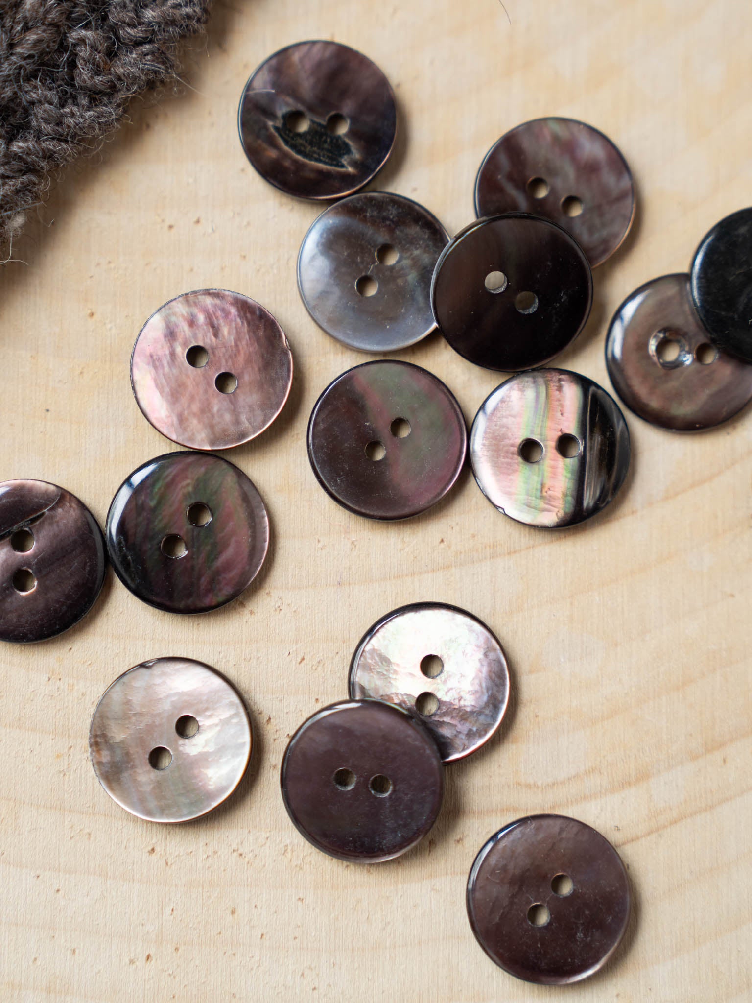 Felisha <br/><small>15mm Iridescent shell Button Set</small>