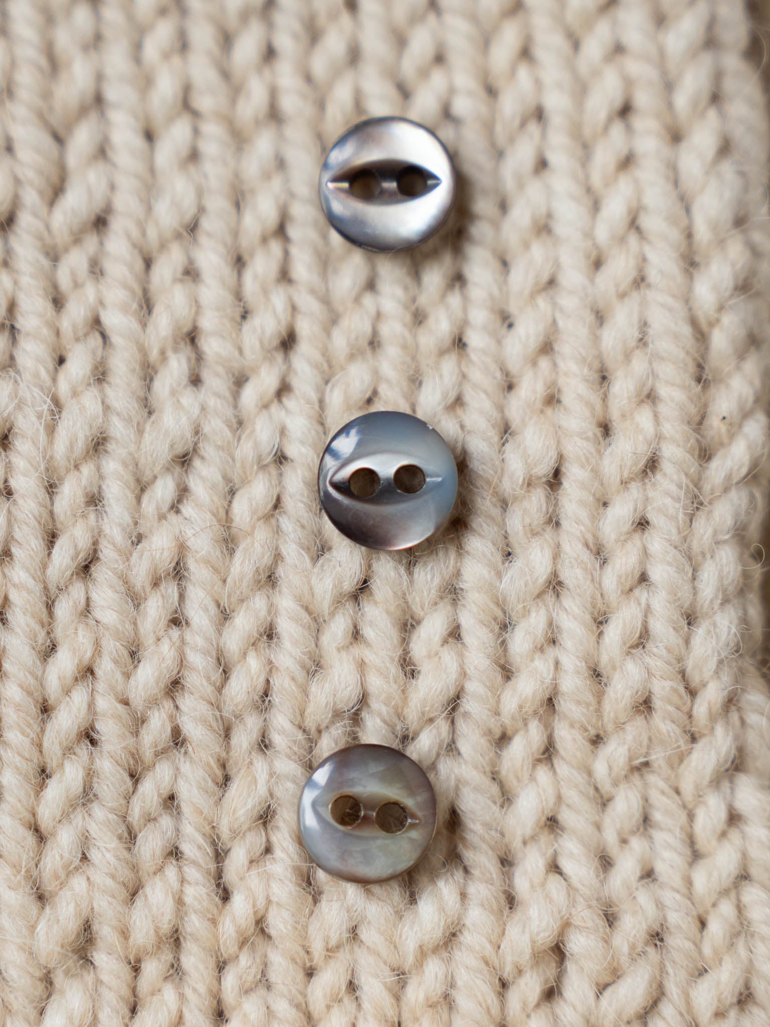 Kitty <br/>< 8mm - 10mm Vintage Mother of Pearl </small>