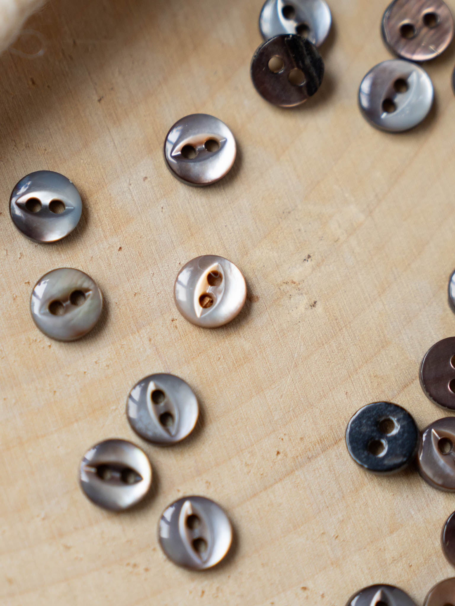 Kitty <br/>< 8mm - 10mm Vintage Mother of Pearl </small>