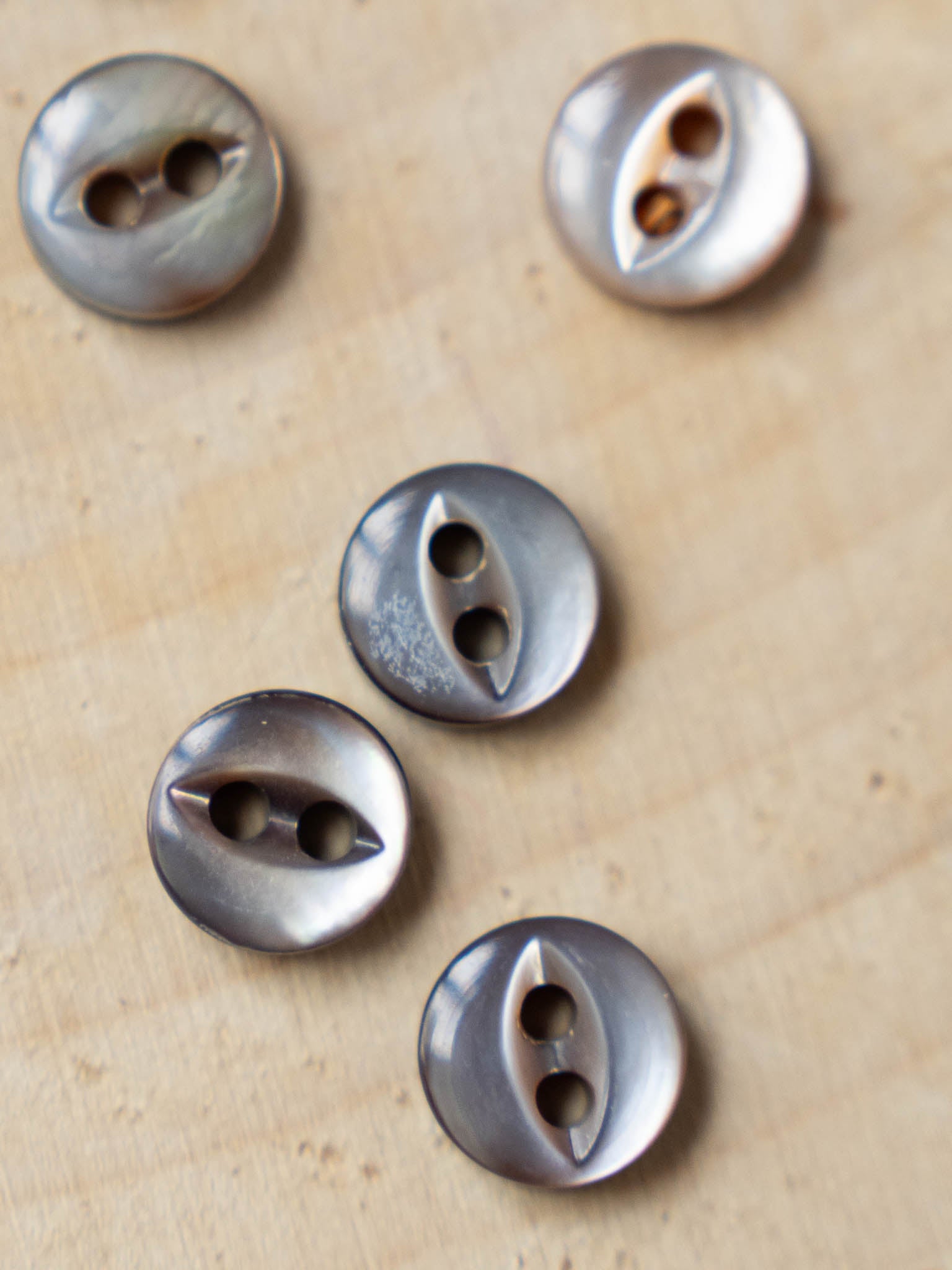 Kitty <br/>< 8mm - 10mm Vintage Mother of Pearl </small>
