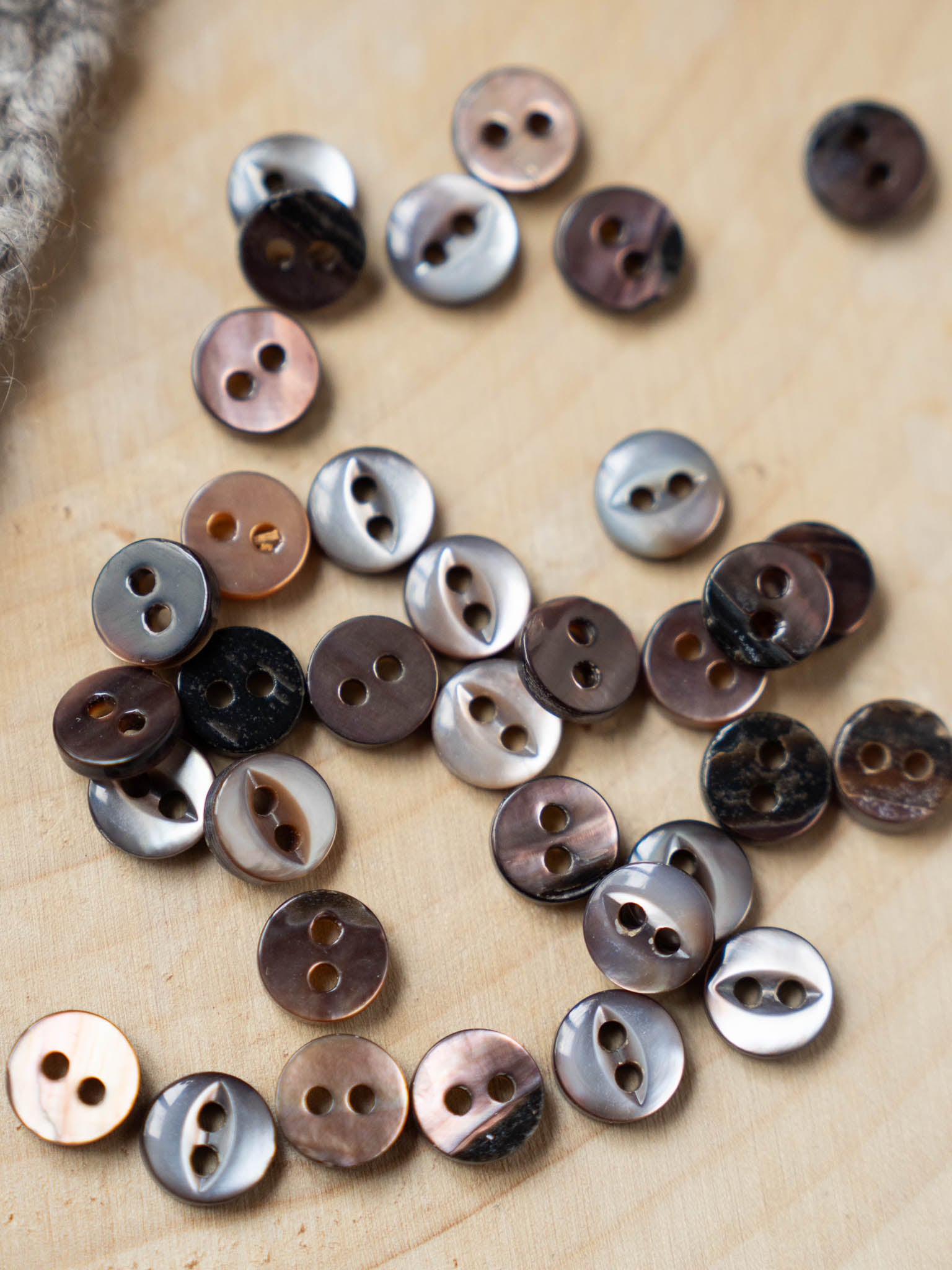 Kitty <br/>< 8mm - 10mm Vintage Mother of Pearl </small>