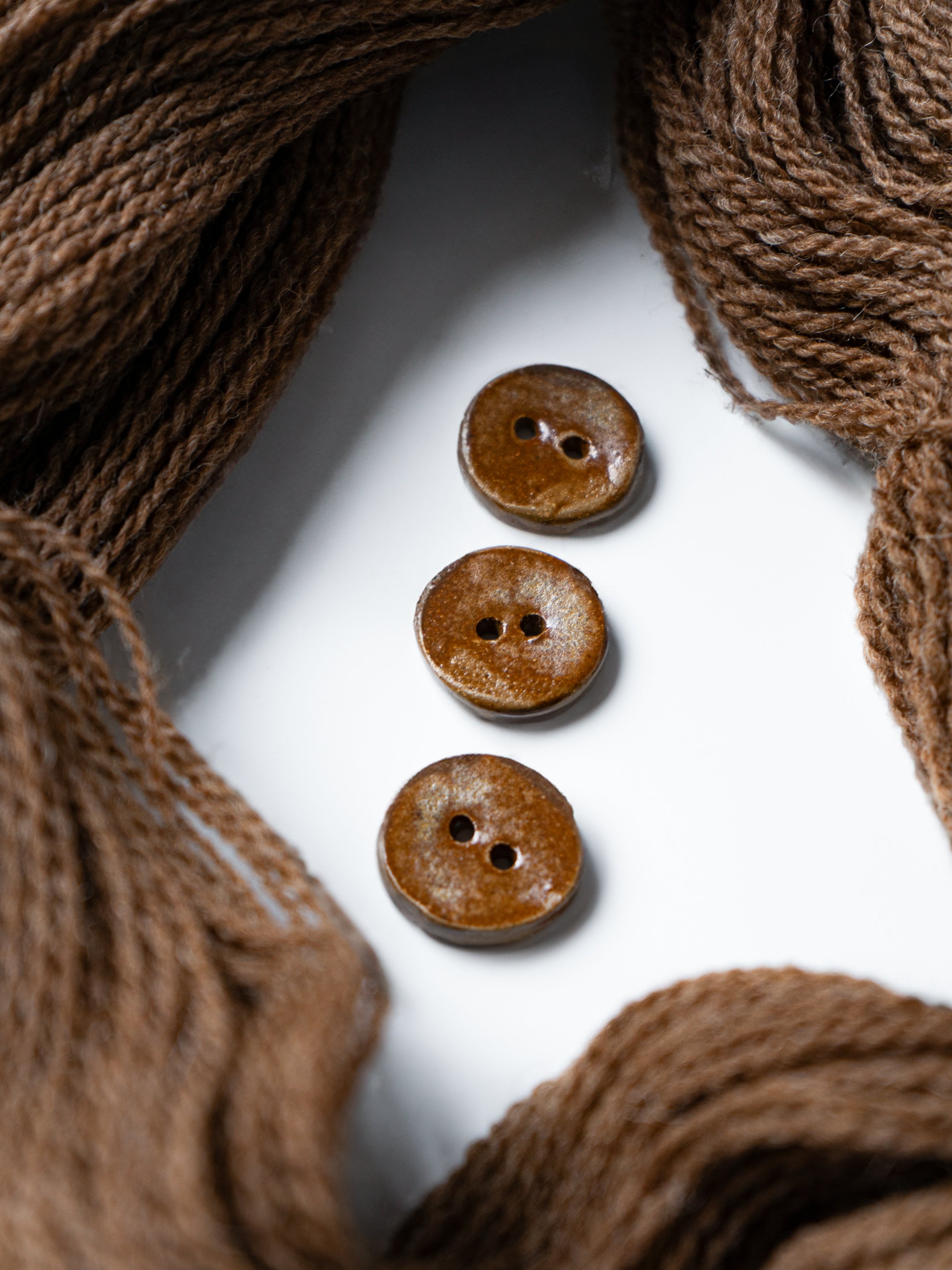 Linda's Buttons Golden <br/><small>23mm Ceramic Button</small>