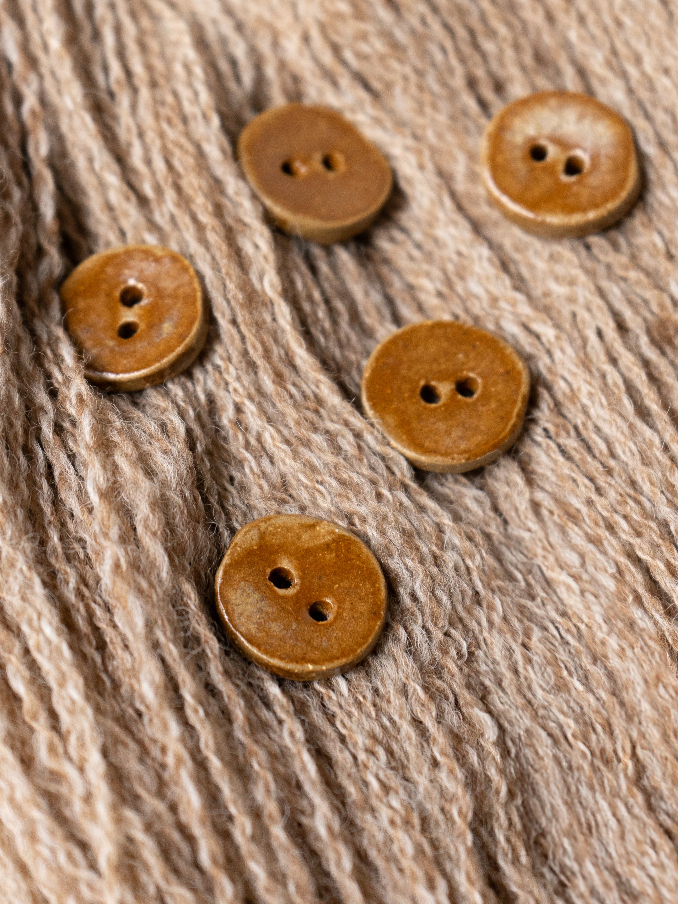 Linda's Buttons Golden <br/><small>23mm Ceramic Button</small>