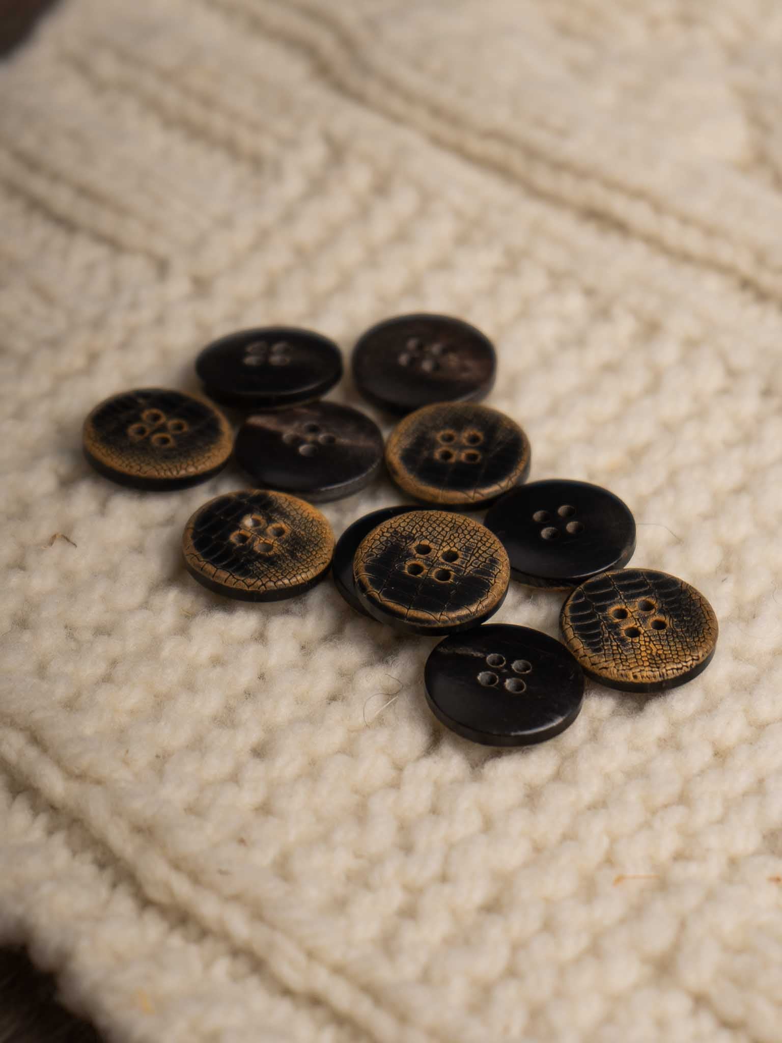 Snake <br/><small>17mm Horn Button</small>