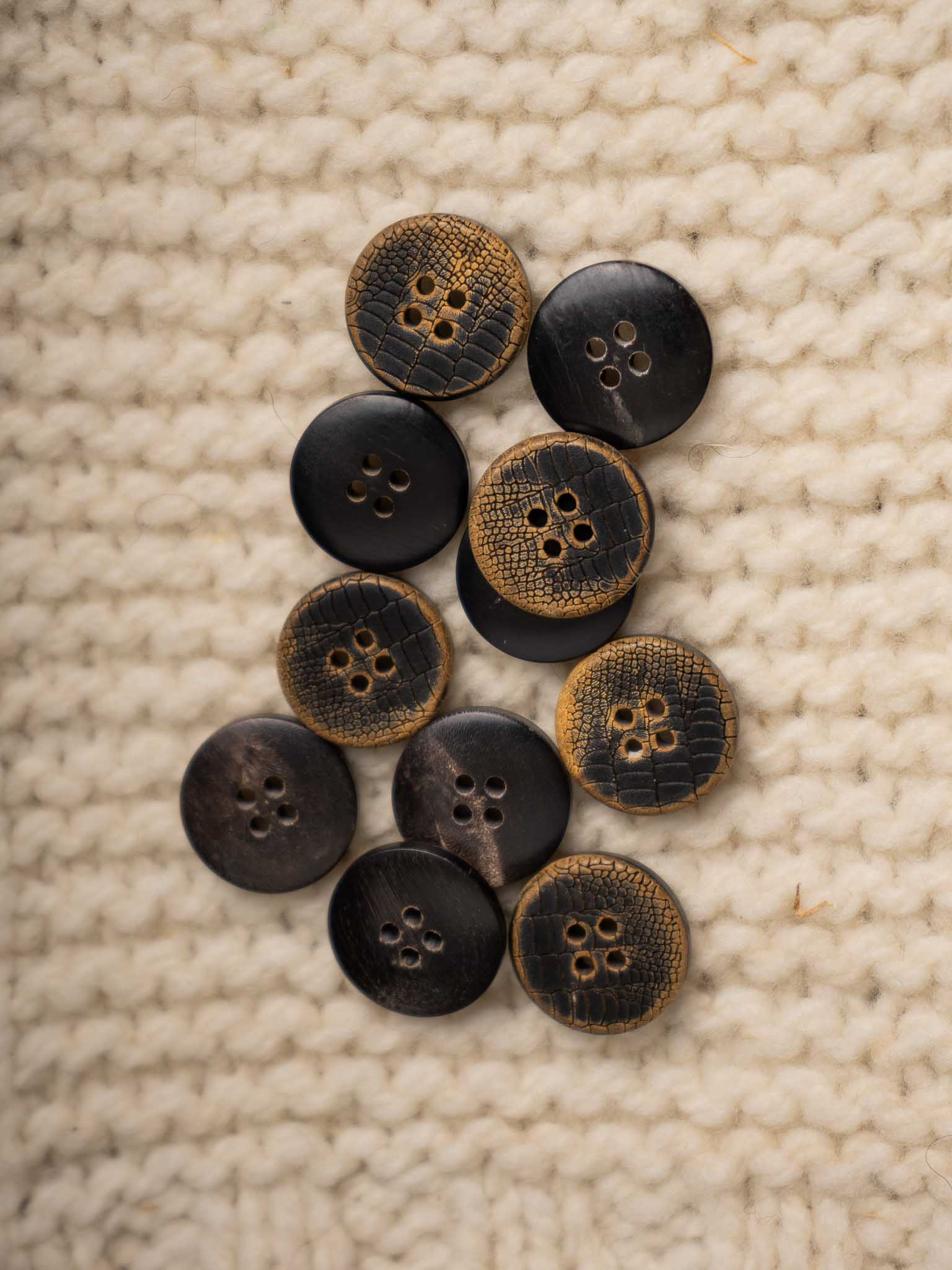 Snake <br/><small>17mm Horn Button</small>