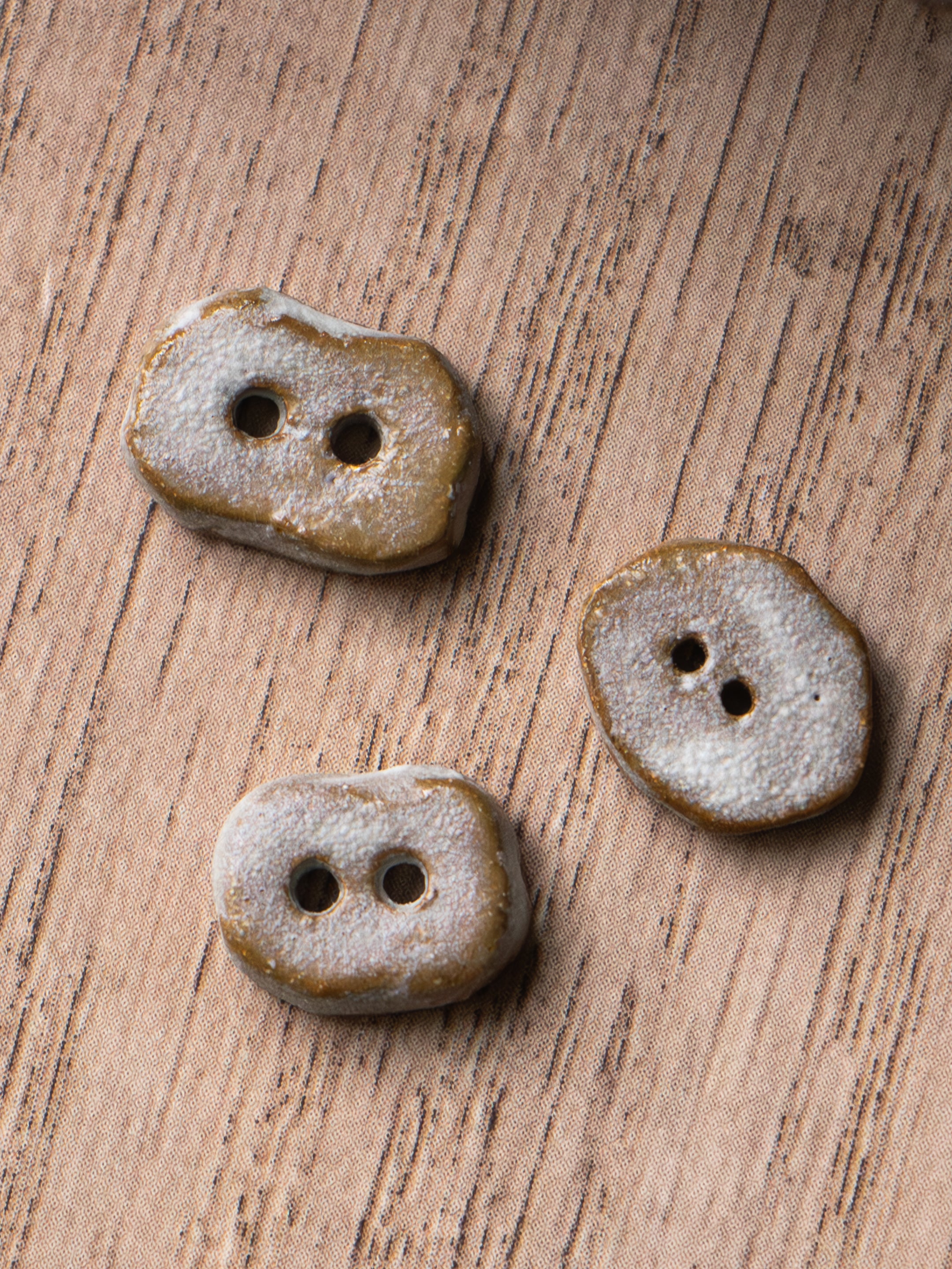 Frost <br/><small>15mm Ceramic Pebble Button</small>