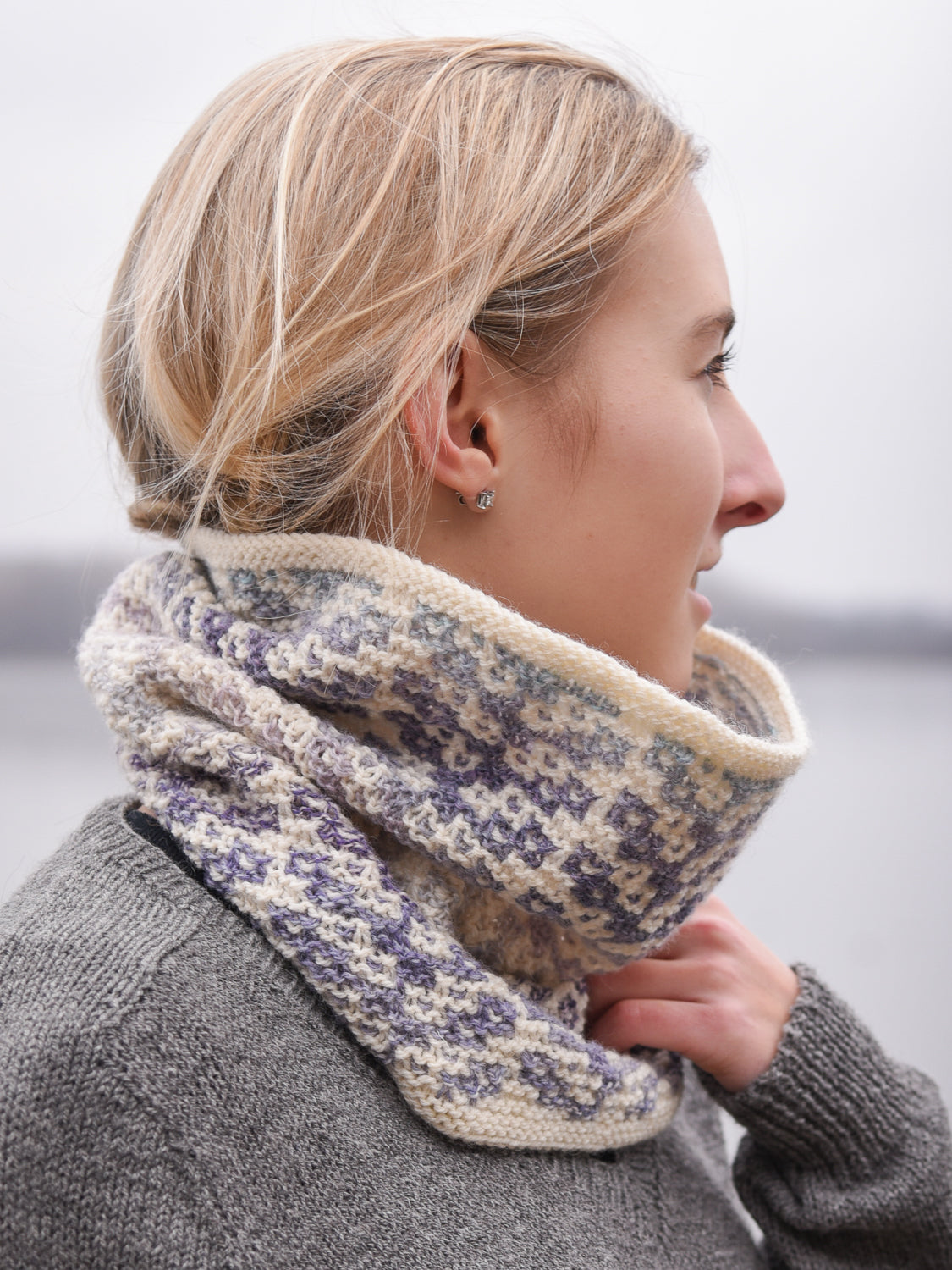 Grey Poppies Mosaic Neckwarmer <br/><small>knitting pattern</small>