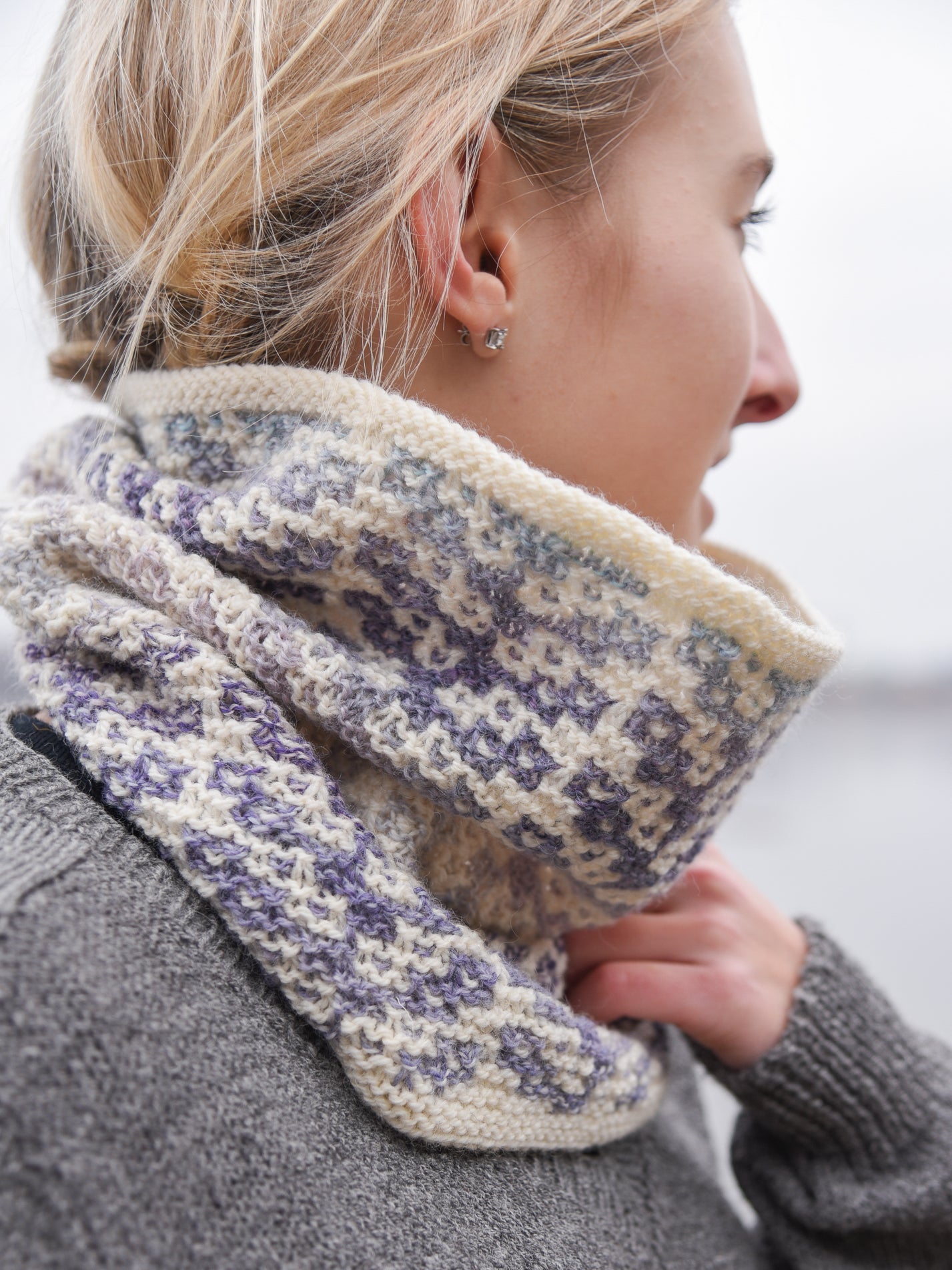 Grey Poppies Mosaic Neckwarmer <br/><small>knitting pattern</small>