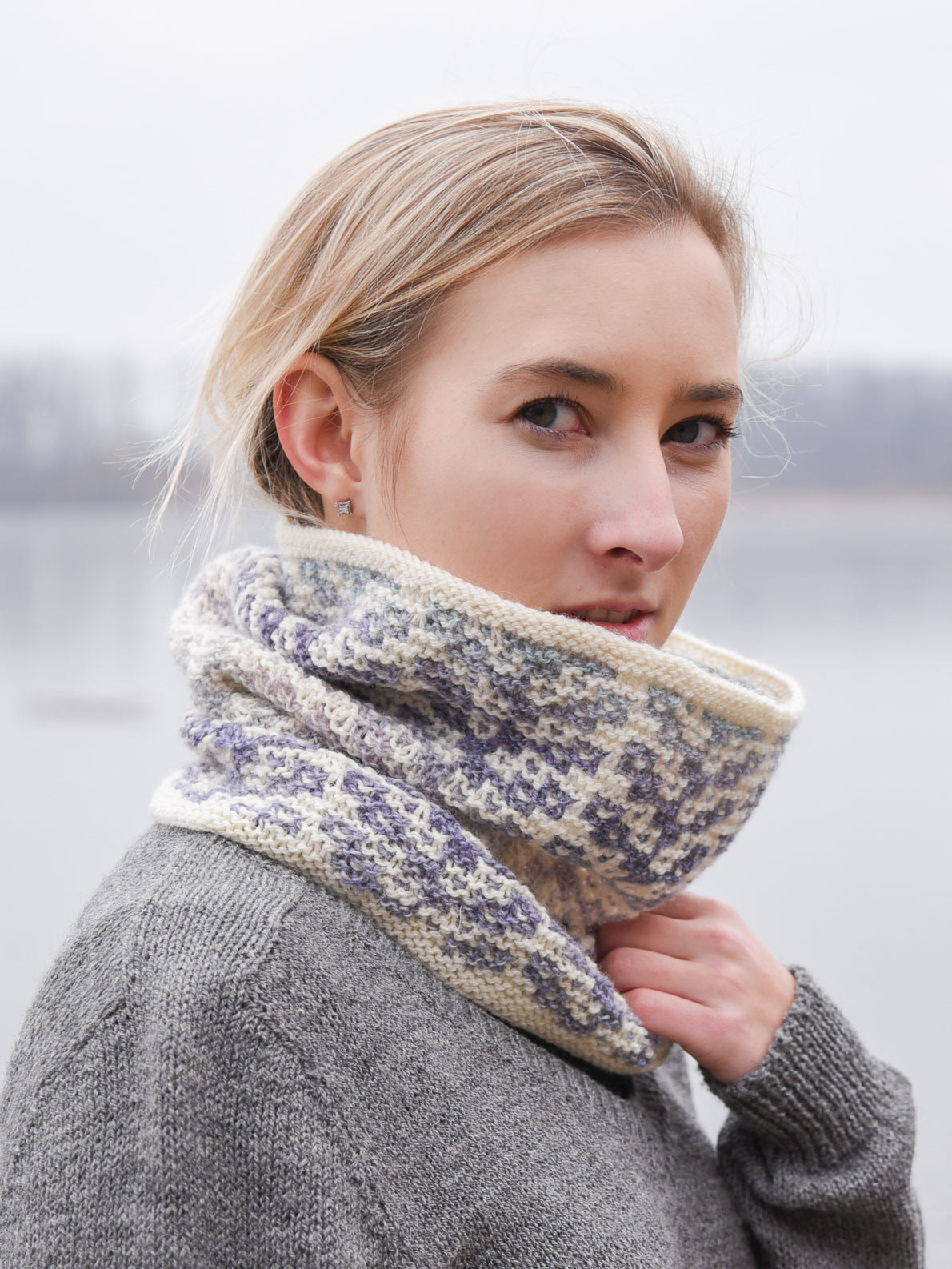 Grey Poppies Mosaic Neckwarmer <br/><small>knitting pattern</small>