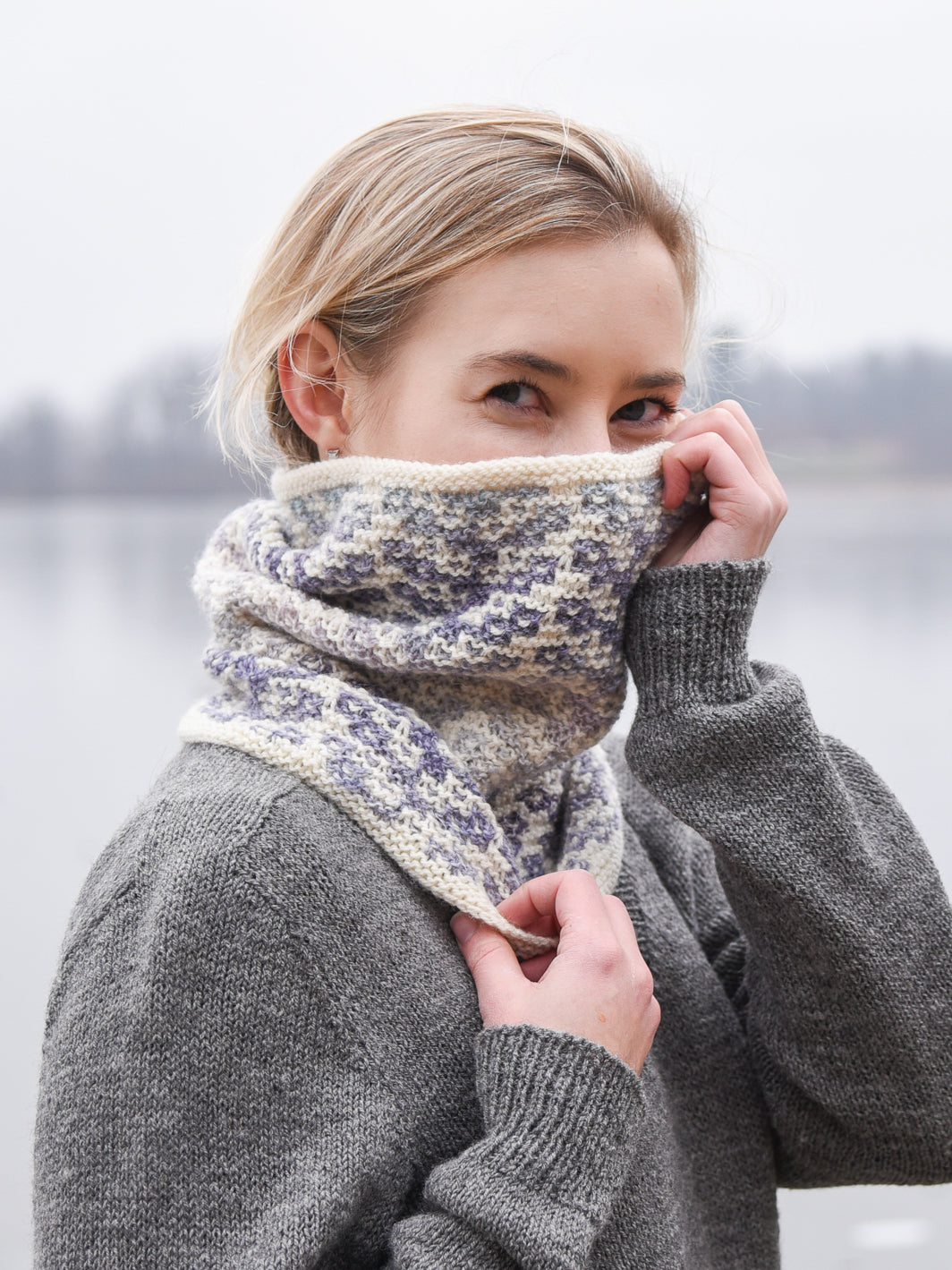 Grey Poppies Mosaic Neckwarmer <br/><small>knitting pattern</small>
