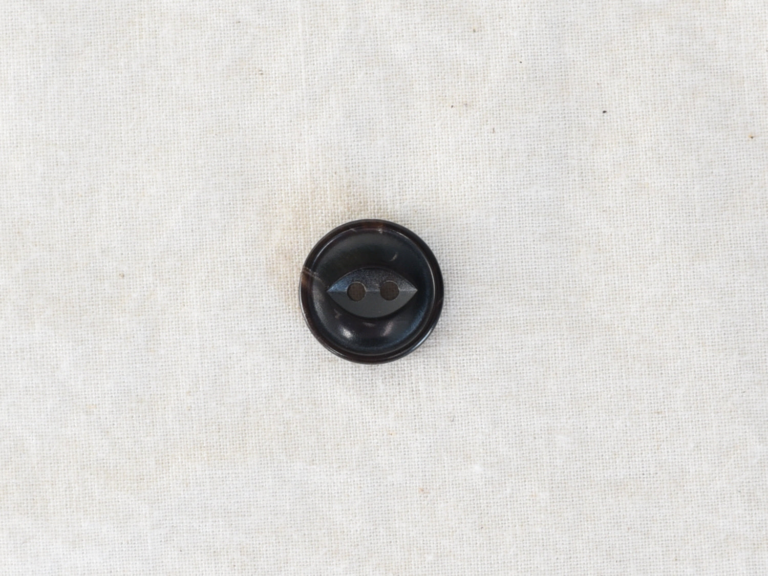 Vernell <br/><small>15mm Buffalo Horn Button</small>