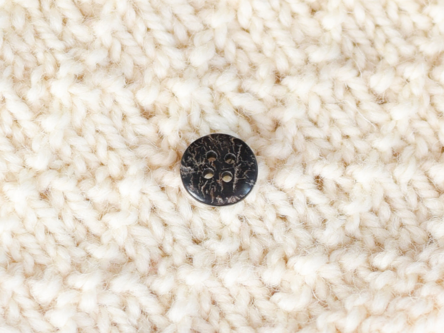 Earlie <br/><small>12mm Buffalo Horn Button</small>