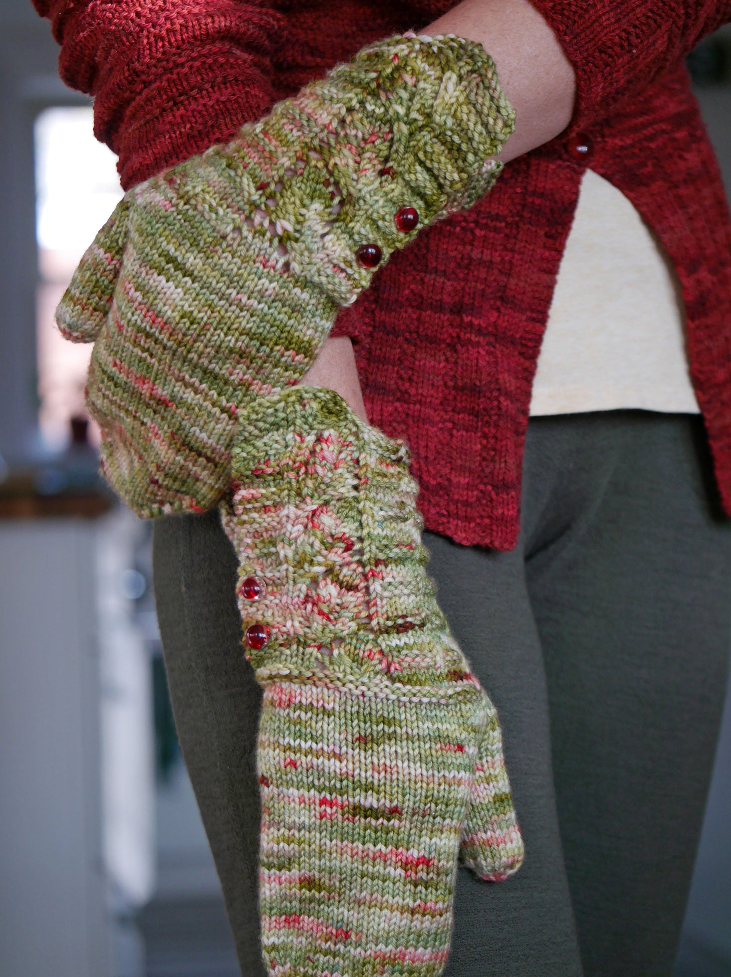 Hollyfrost Mittens <br/><small>knitting pattern</small>