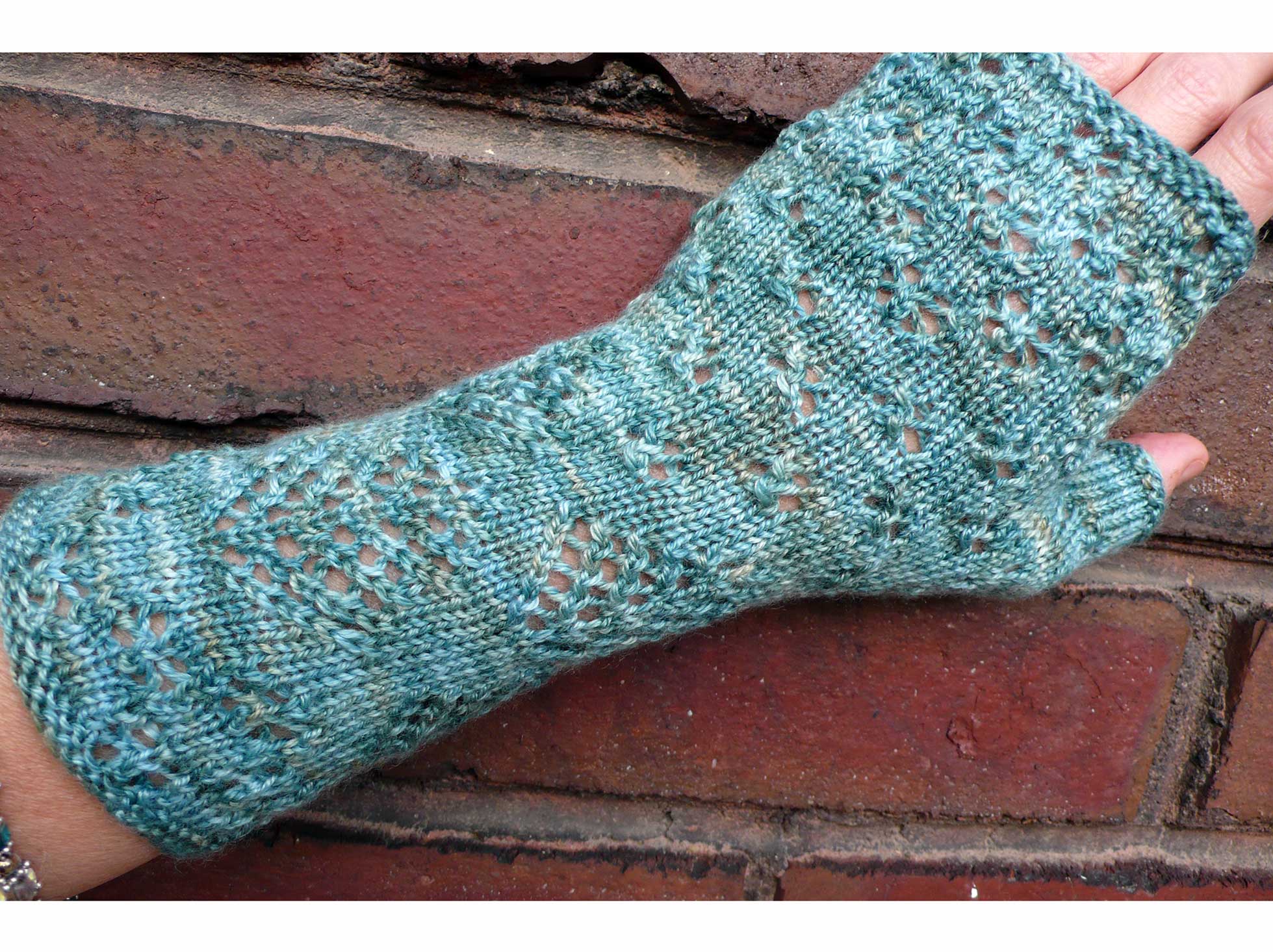 Snow on Cedars Mitt <br/><small>knitting pattern</small>