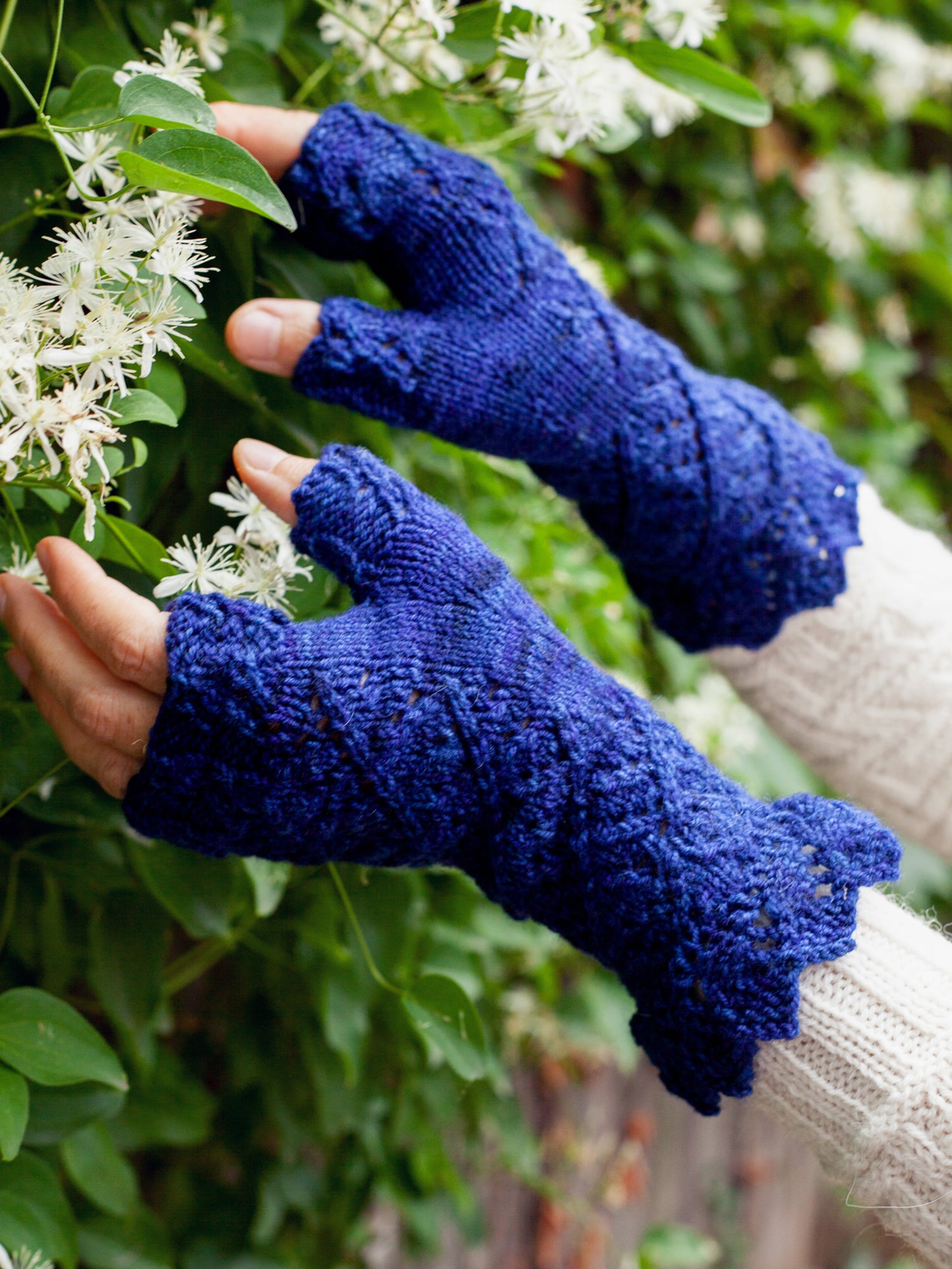 Spiraluscious Mitt <br/><small>knitting pattern</small>