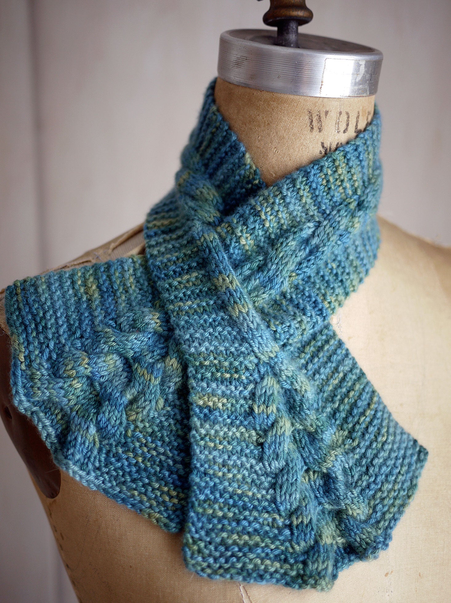 Cabled Keyhole Scarf