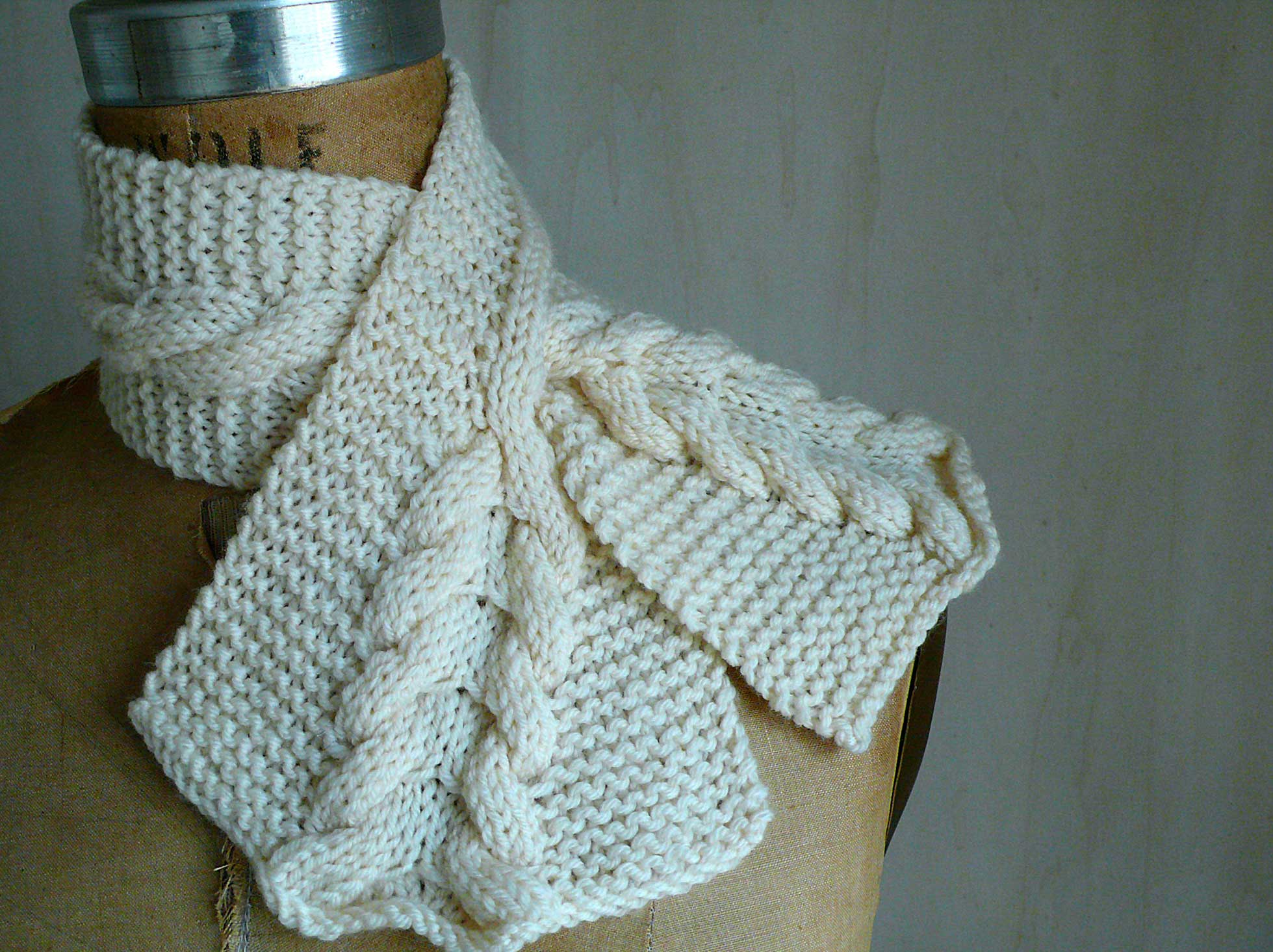 Cabled Keyhole Scarf