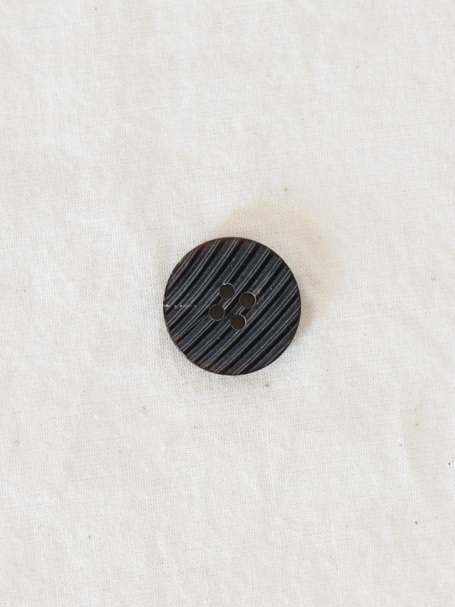 Enan <br/><small>20mm Buffalo Horn Button</small>