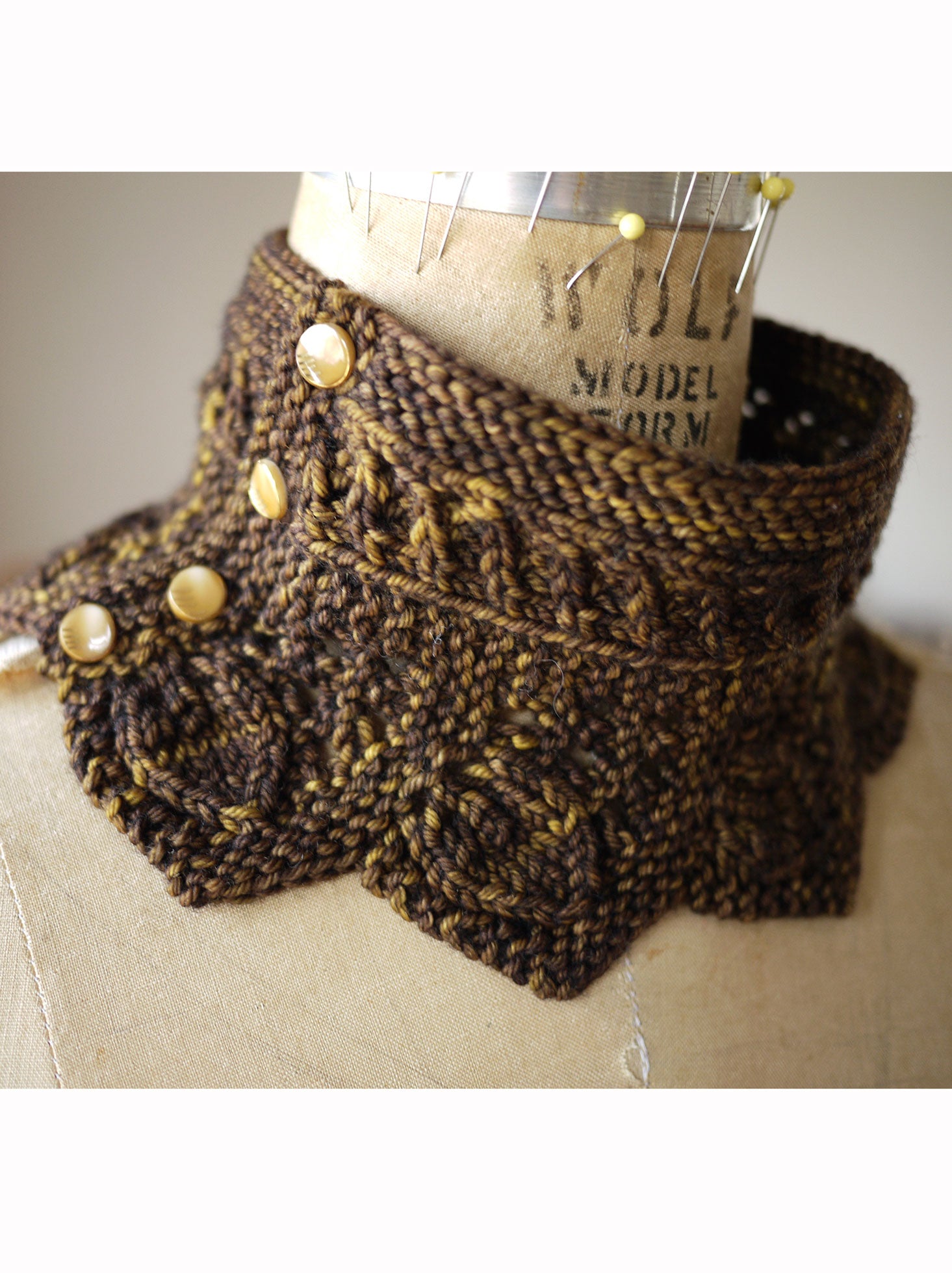 Haselnüsse Neckwarmer <br/><small>knitting pattern</small>