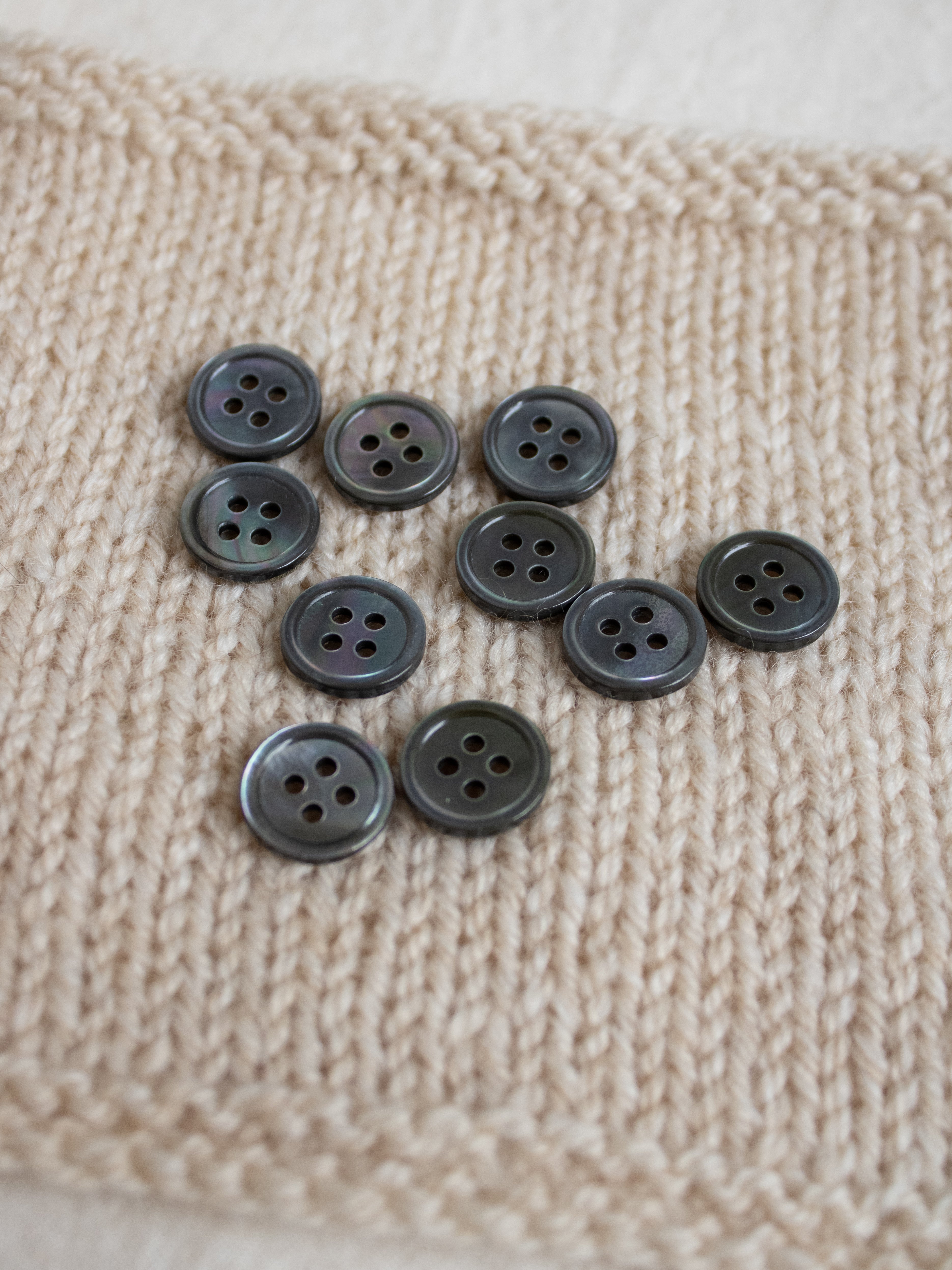 Mabel <br/><small>12mm Iridescent shell Button Set</small>