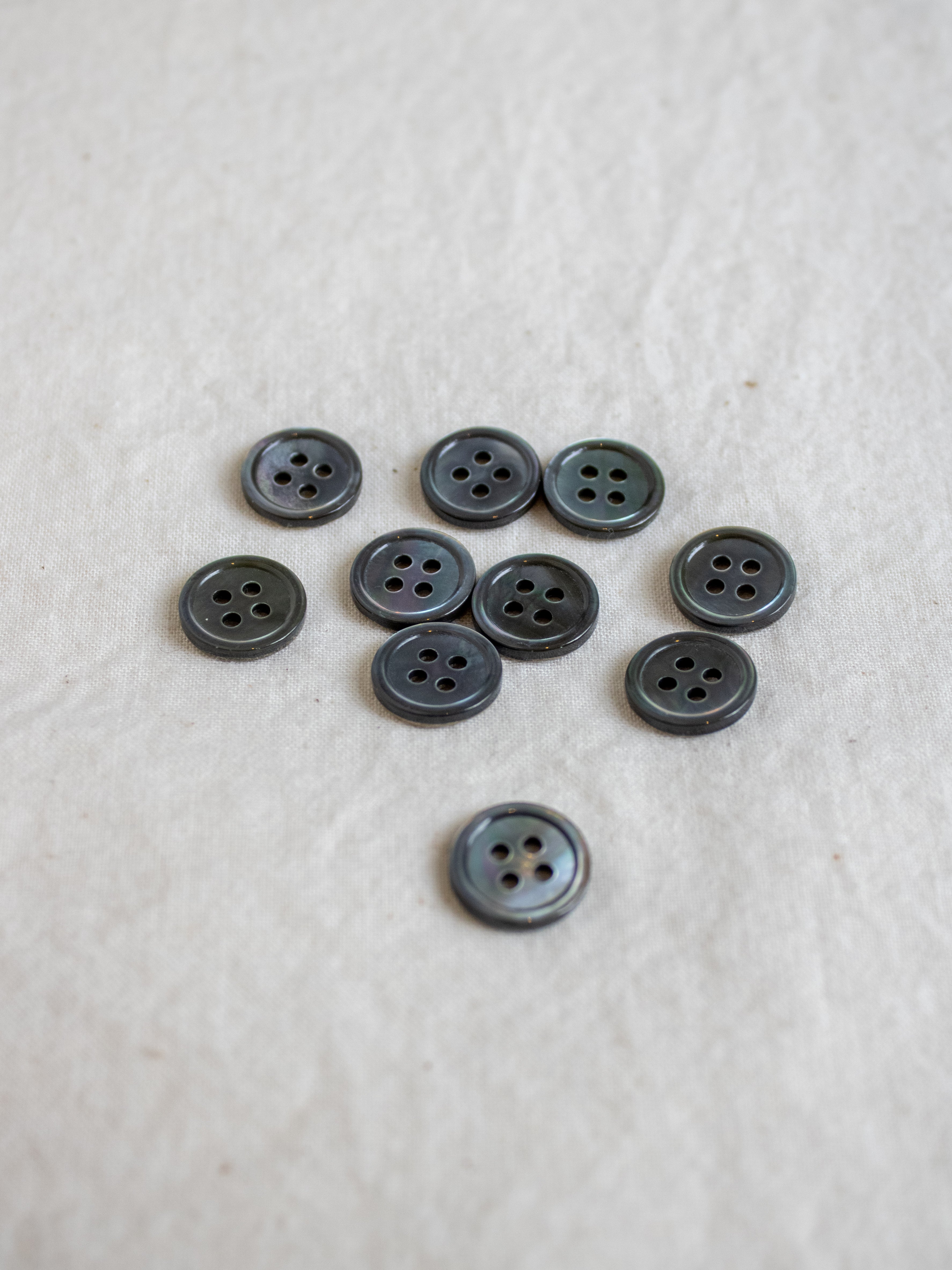 Mabel <br/><small>12mm Iridescent shell Button Set</small>