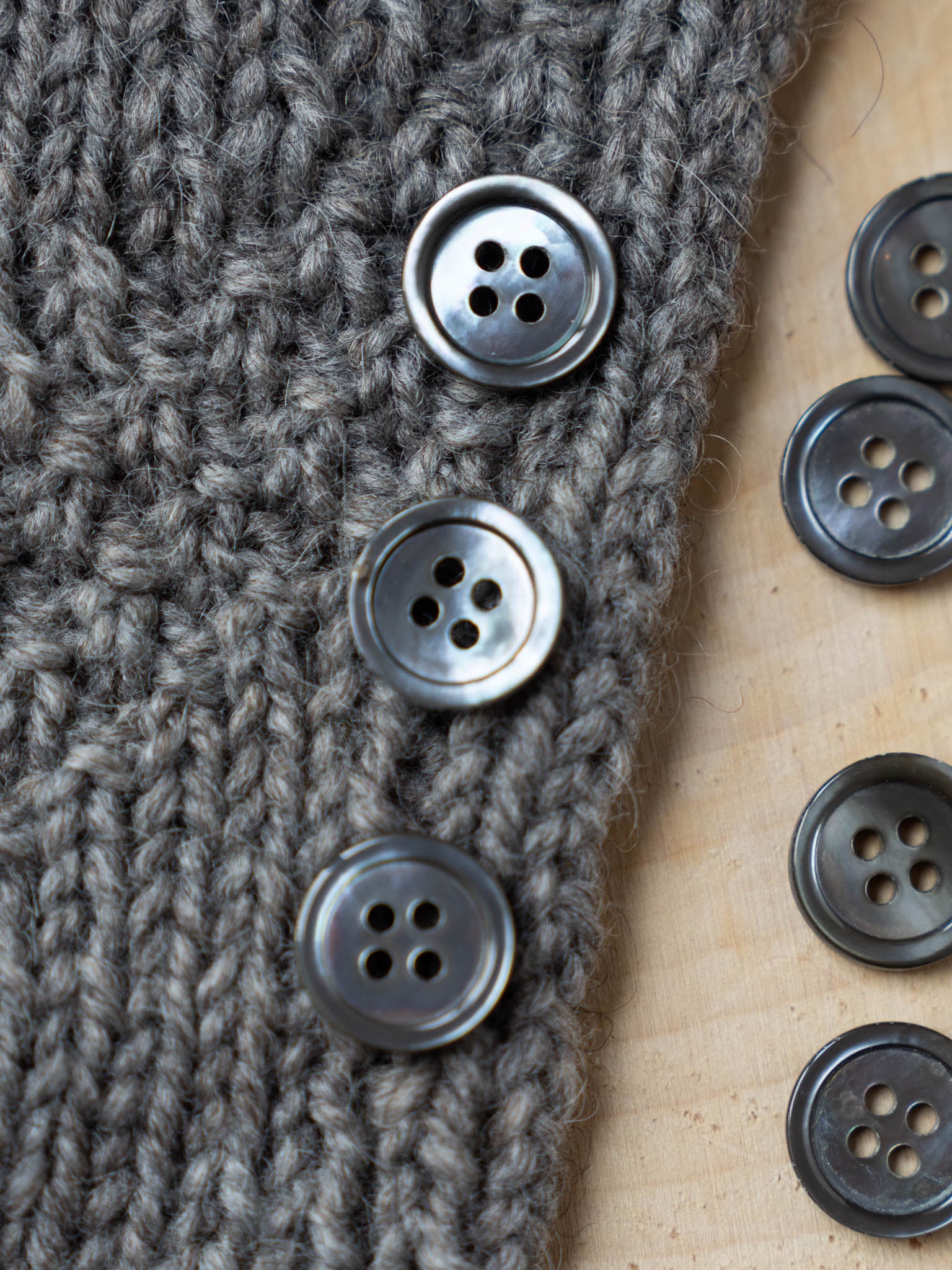 Arie  <br/><small>15mm Iridescent shell Button Set</small>