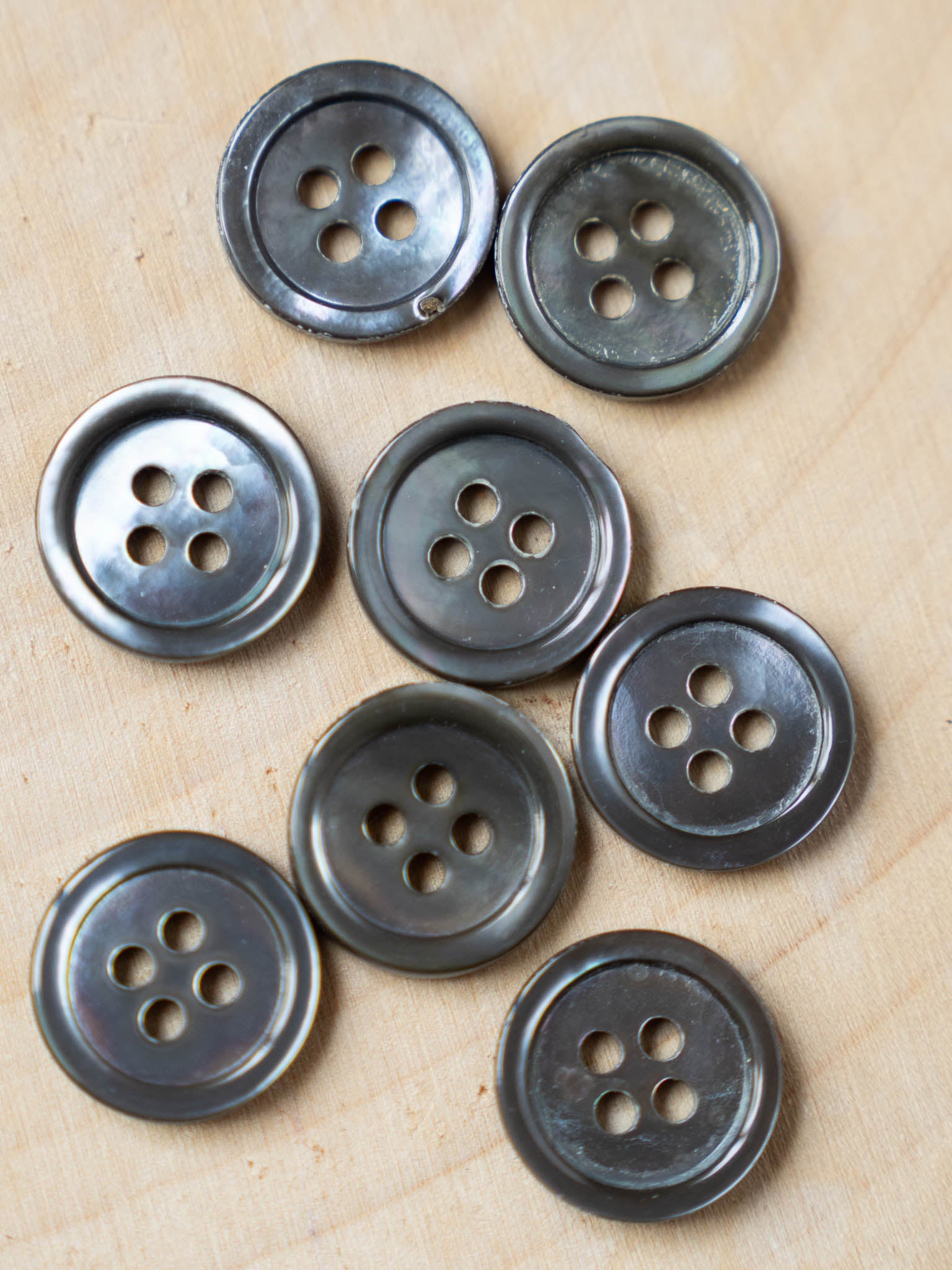 Arie  <br/><small>15mm Iridescent shell Button Set</small>
