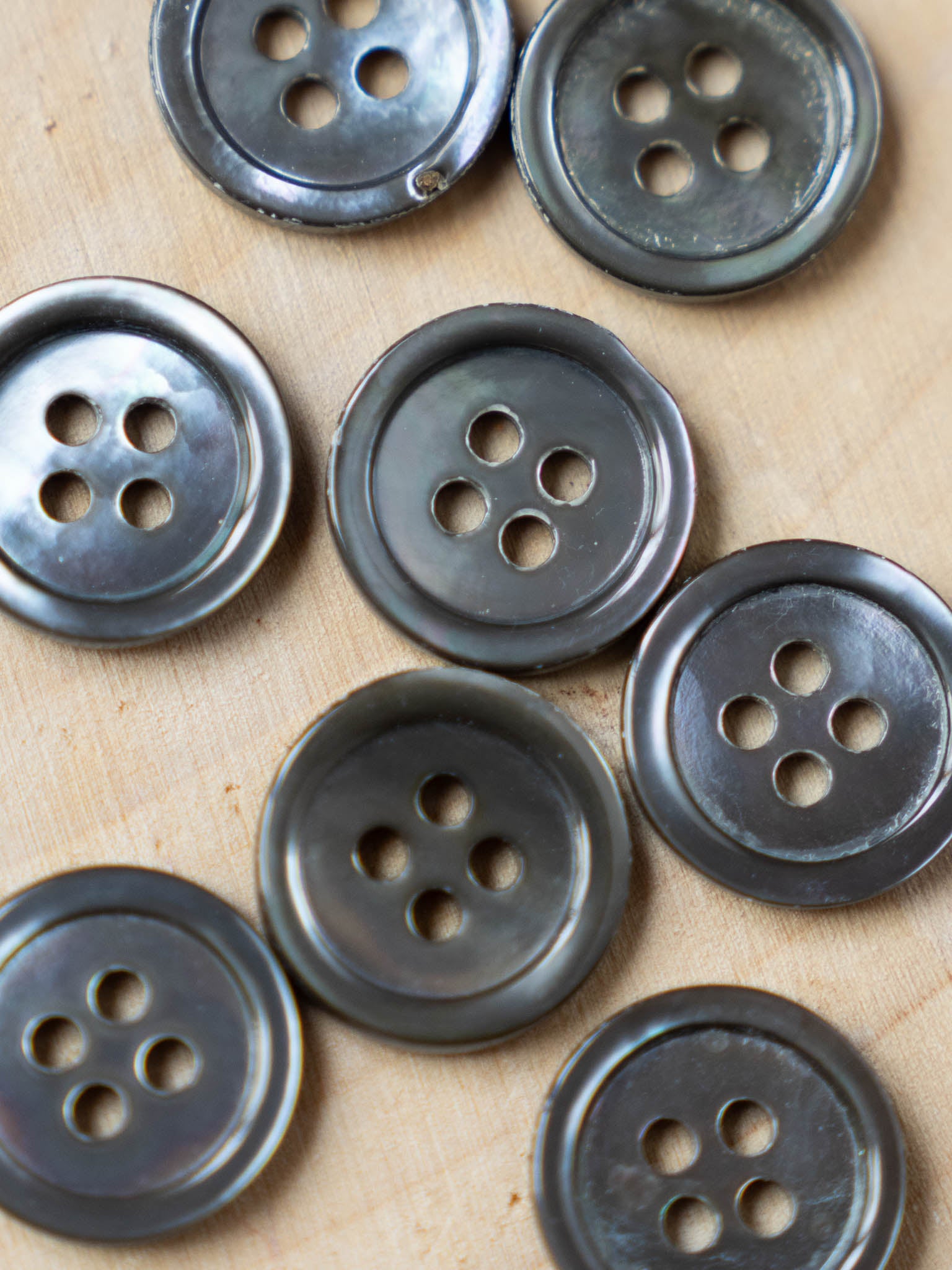 Arie  <br/><small>15mm Iridescent shell Button Set</small>