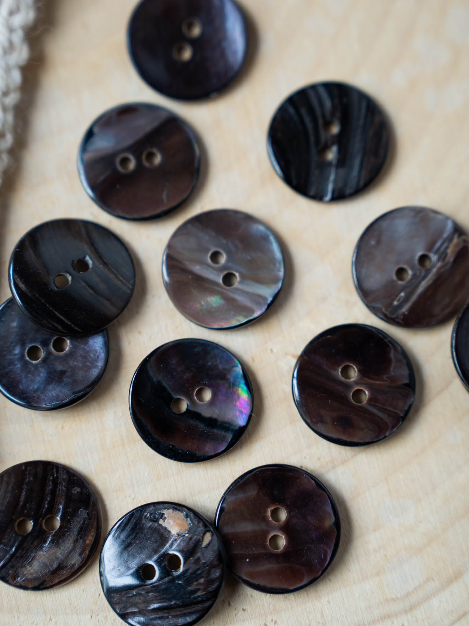 Charcoal <br/>< 15mm - 20mm Agoya Shell Button</small>