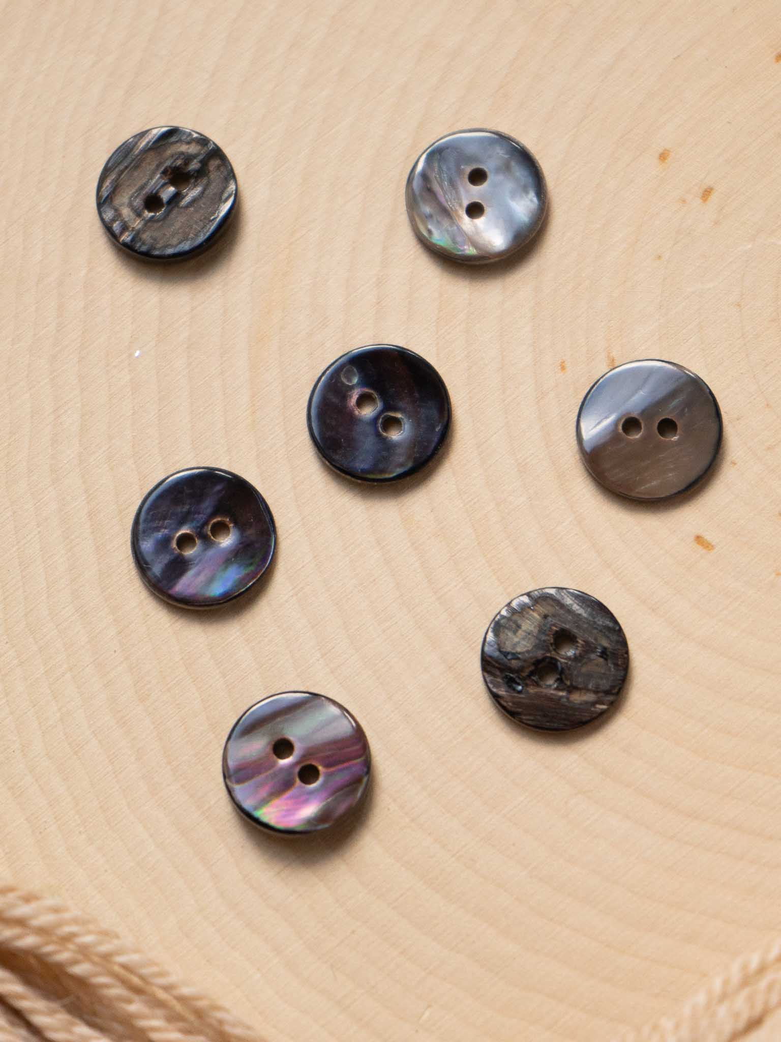 Charcoal <br/><Agoya Shell Button</small>