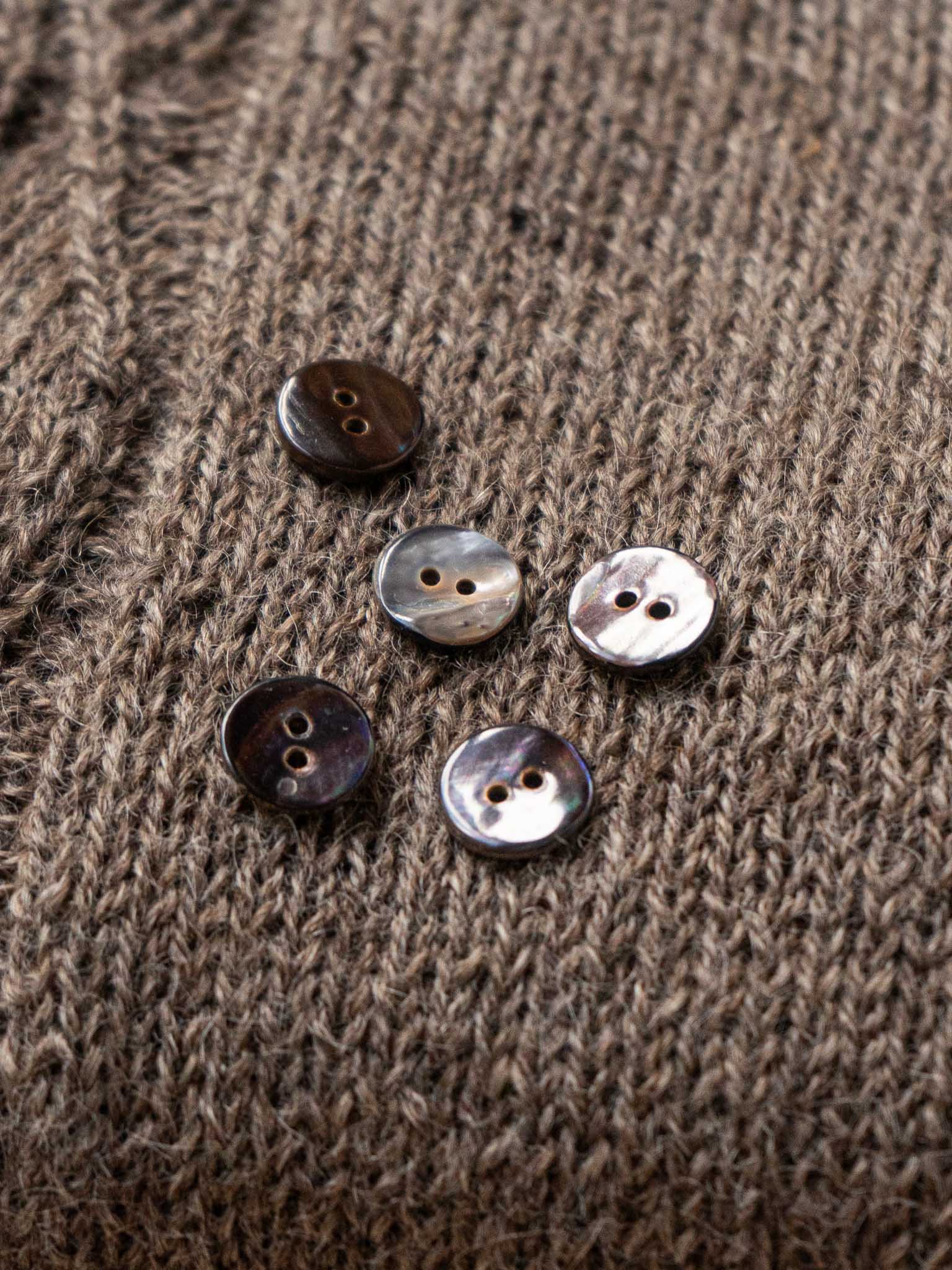 Charcoal <br/><Agoya Shell Button</small>