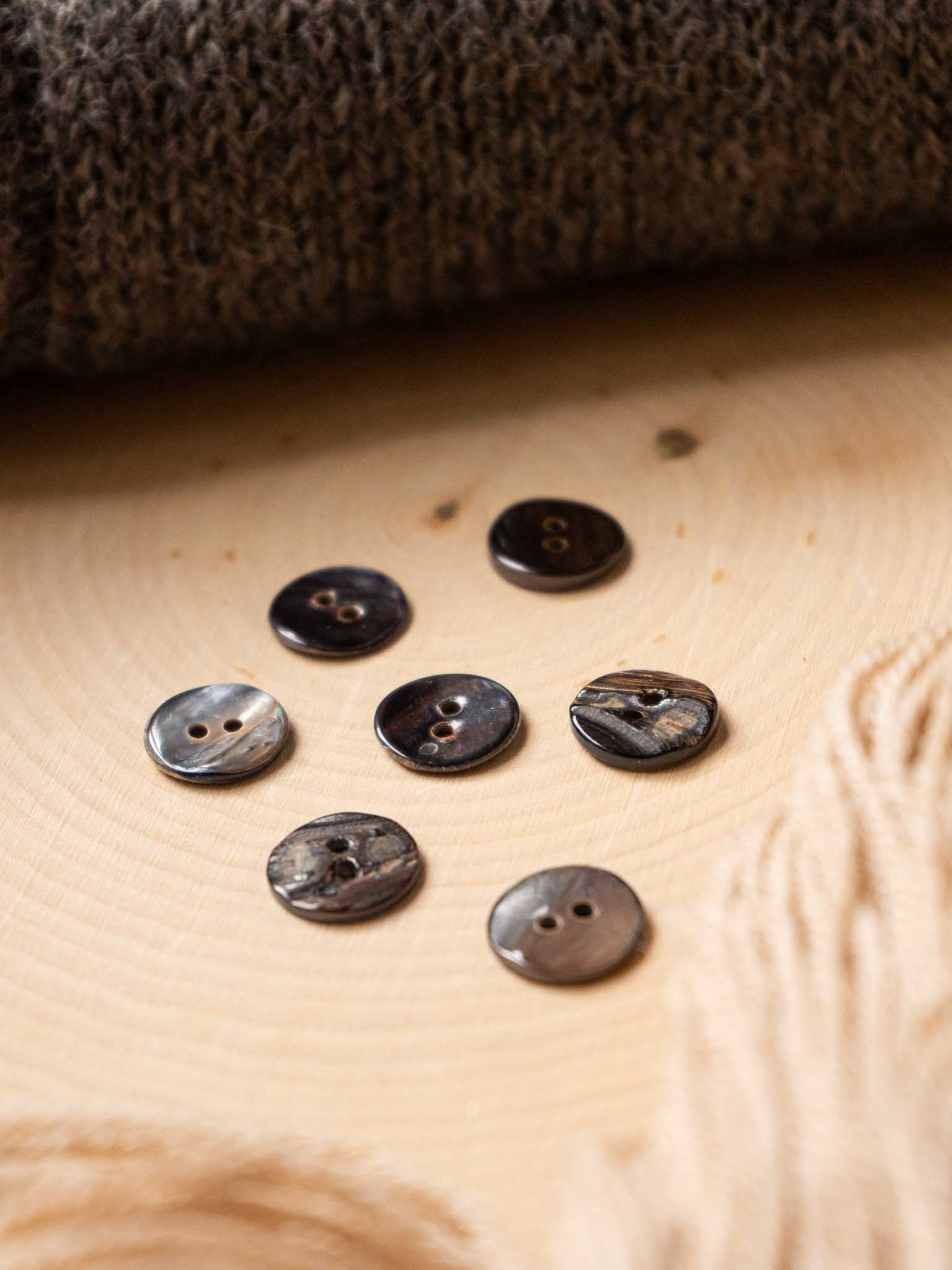 Charcoal <br/><Agoya Shell Button</small>