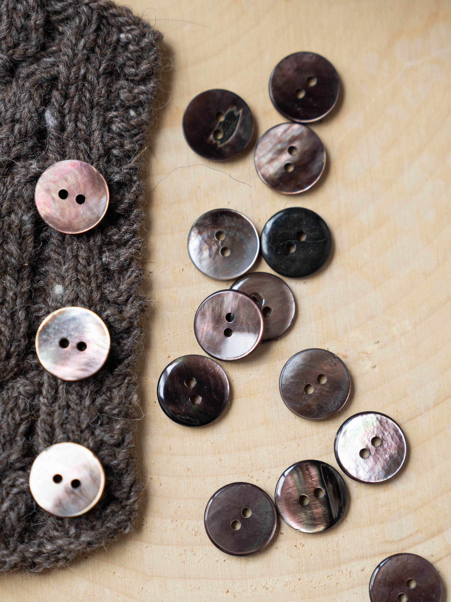 Felisha <br/><small>15mm Iridescent shell Button Set</small>