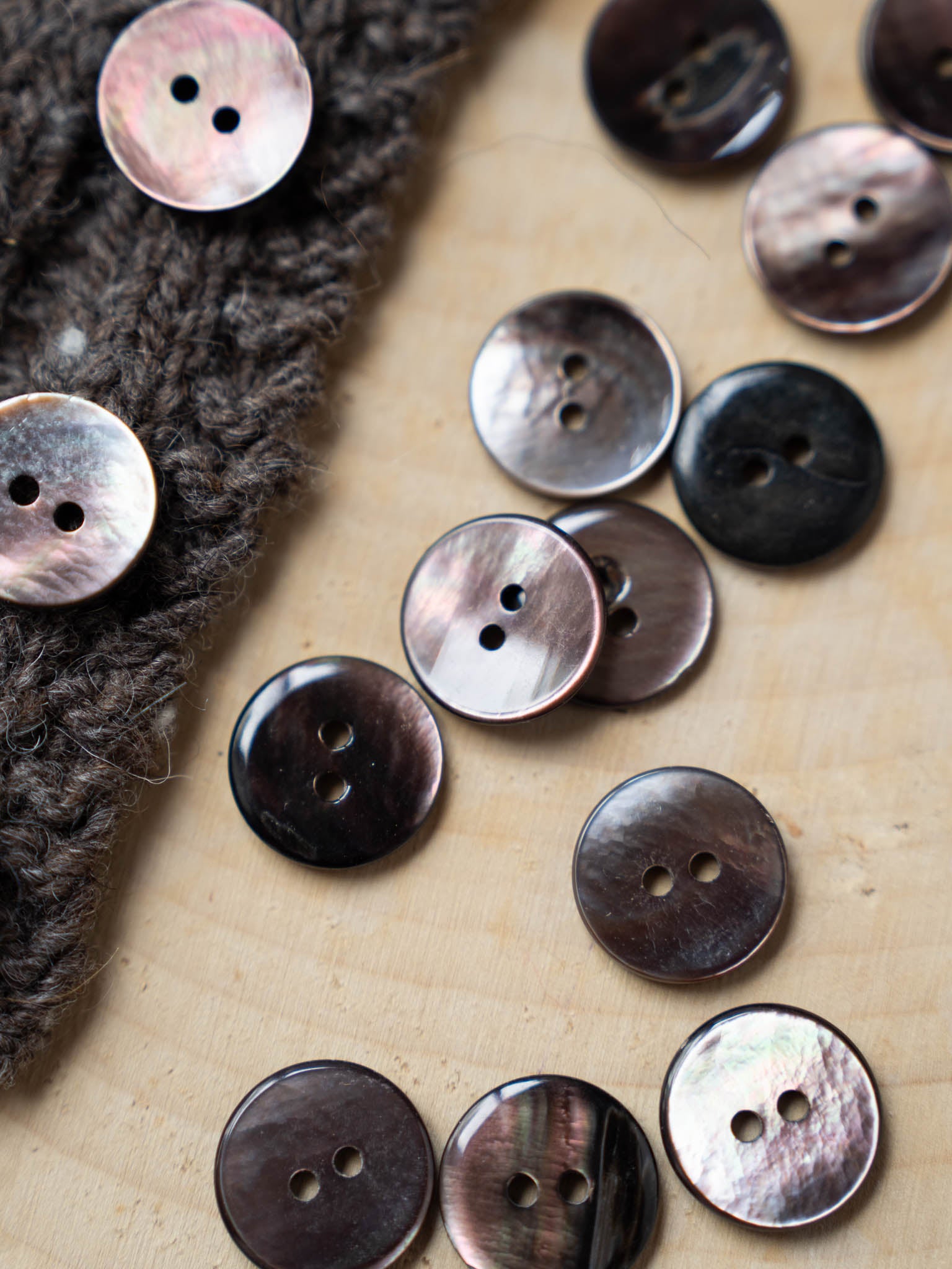 Felisha <br/><small>15mm Iridescent shell Button Set</small>