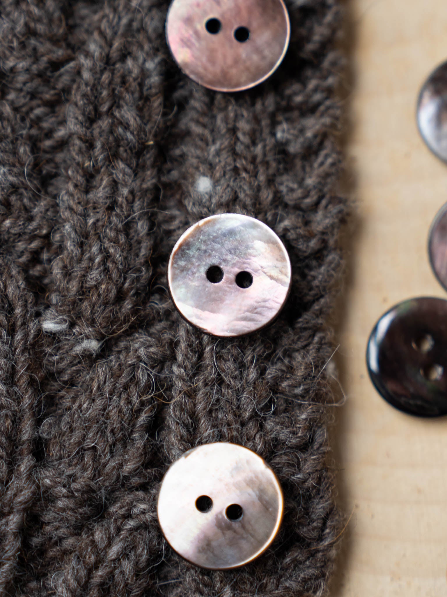 Felisha <br/><small>15mm Iridescent shell Button Set</small>