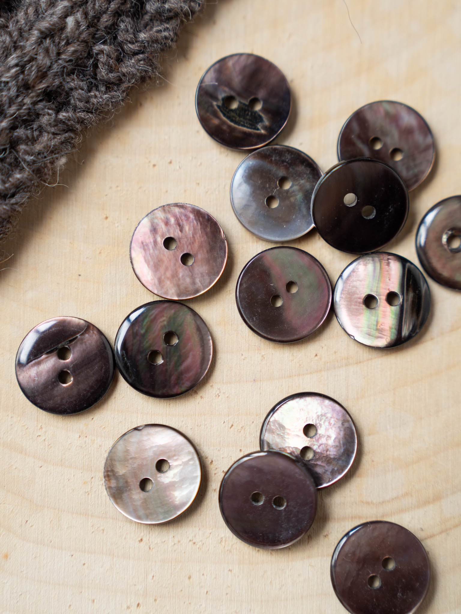 Felisha <br/><small>15mm Iridescent shell Button Set</small>