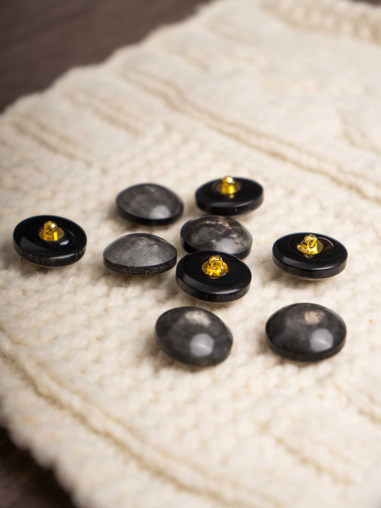 Hazel <br/><small>20mm Horn Button</small>