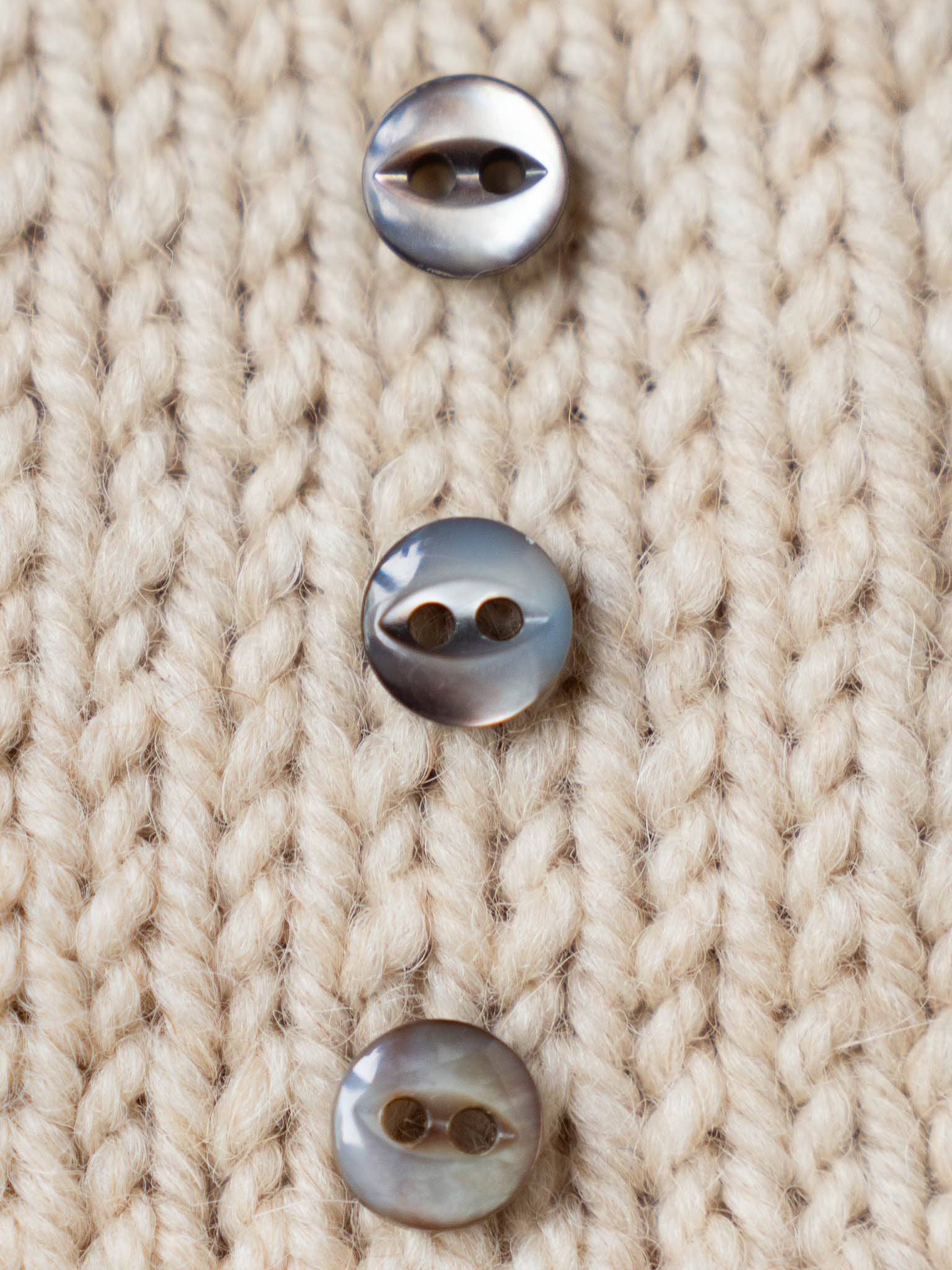 Kitty <br/>< 8mm - 10mm Vintage Mother of Pearl </small>