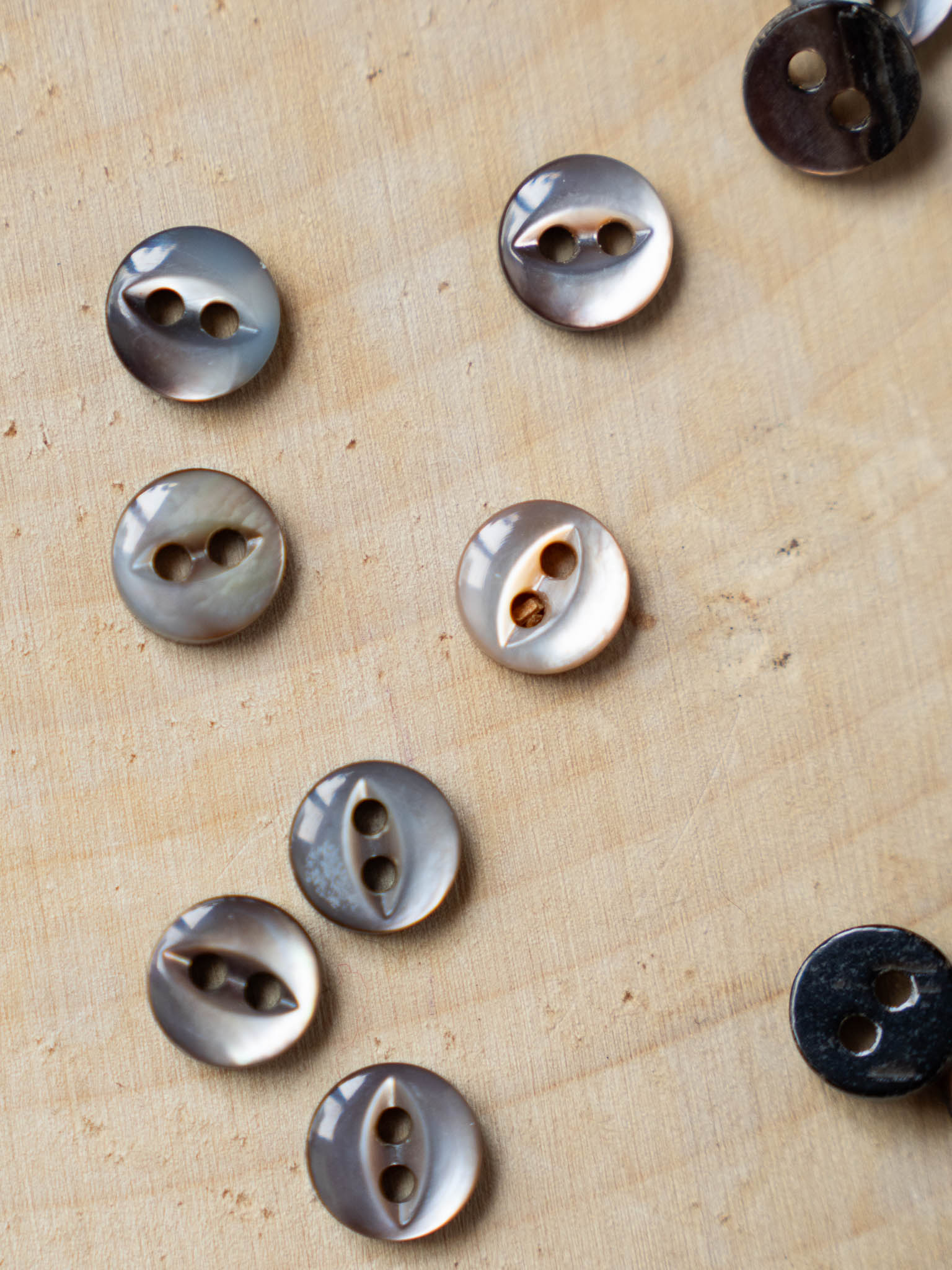 Kitty <br/>< 8mm - 10mm Vintage Mother of Pearl </small>
