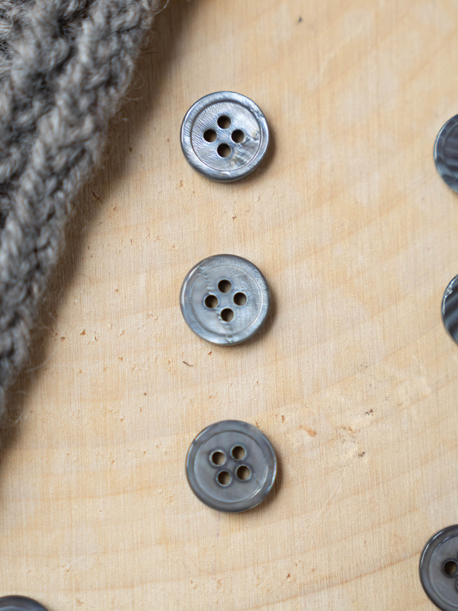 Mabel <br/><small>14mm & 16mm Iridescent shell Button Set</small>