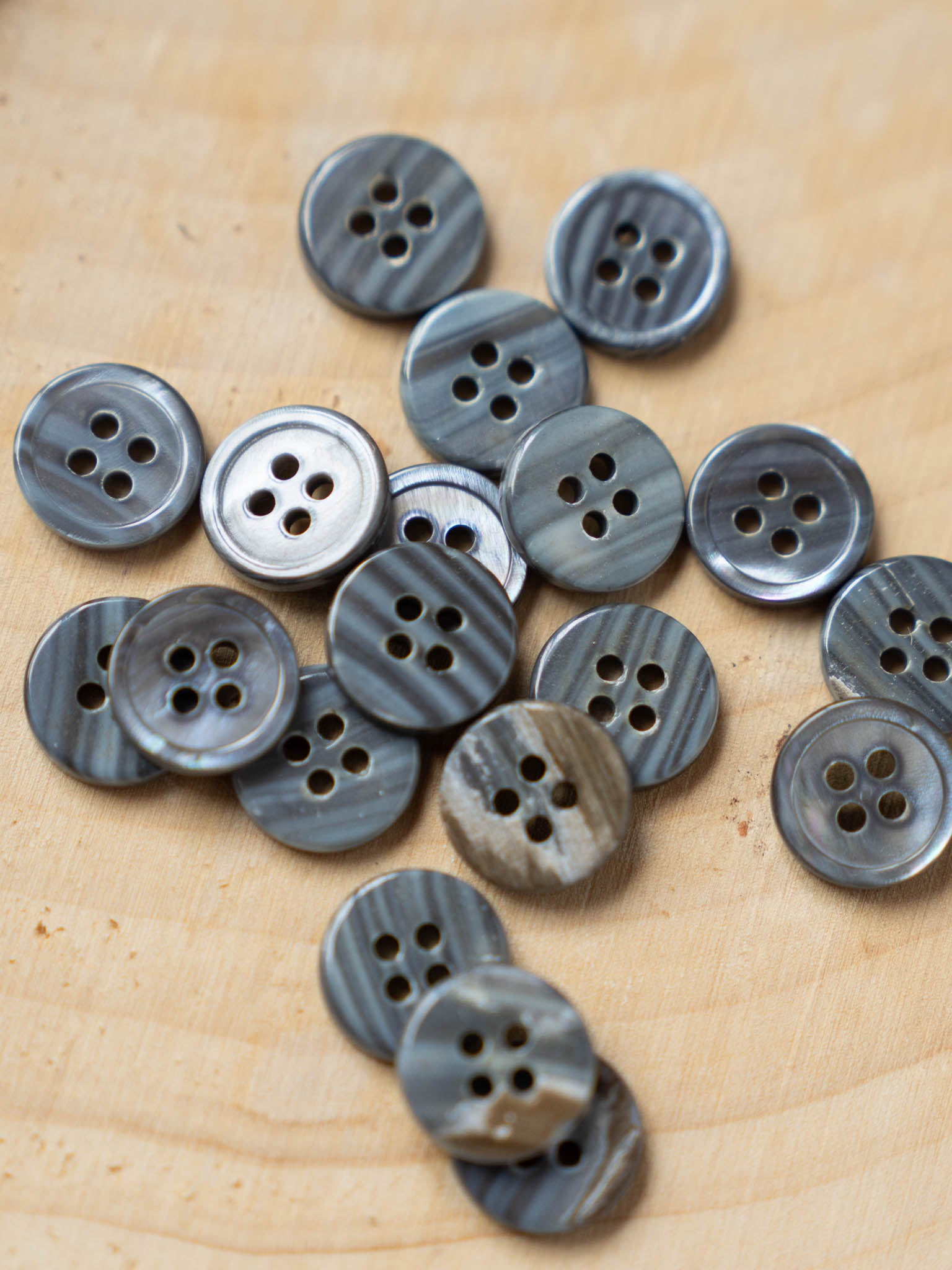 Mabel <br/><small>14mm & 16mm Iridescent shell Button Set</small>